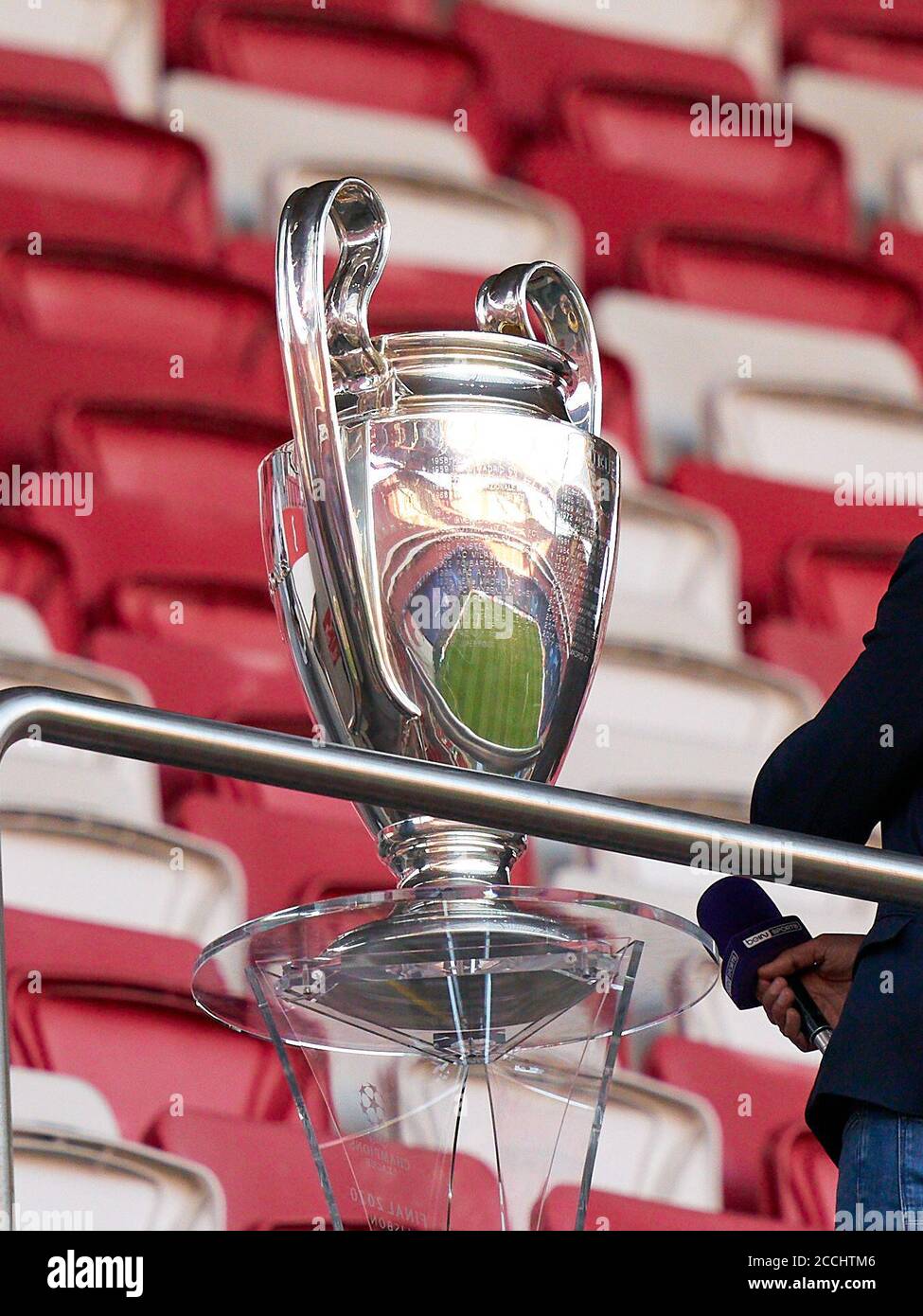 Lisbonne, Lissabon, Portugal, 22 août 2020. Ligue des champions Pokal, Trophaee, Pott, cérémonie, dans la session d'entraînement pour le match final Ligue des champions de l'UEFA, tournoi final FC BAYERN MUENCHEN - PARIS SAINT GERMAIN (PSG) en saison 2019/2020, FCB, © Peter Schatz / Alamy Live News / Pool - LES RÈGLEMENTS de l'UEFA INTERDISENT TOUTE UTILISATION DE PHOTOGRAPHIES comme SÉQUENCES D'IMAGES et/ou QUASI-VIDÉO - agences de presse nationales et internationales HORS usage éditorial SEULEMENT Banque D'Images