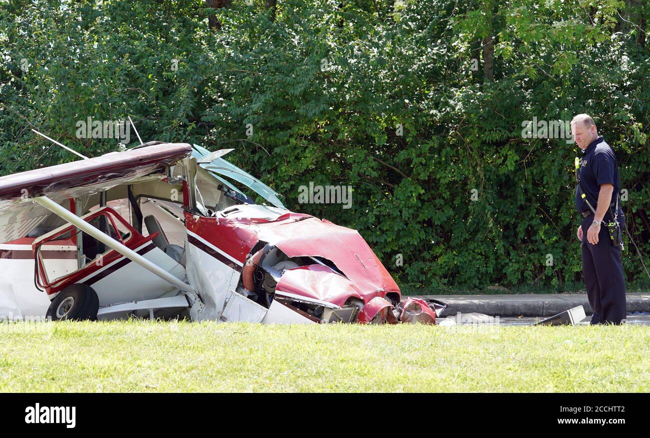 Chesterfield, États-Unis. 22 août 2020. Un pompier du Metro West étudie la région où un seul avion-moteur s'est écrasé après avoir eu des problèmes de moteur, à la Parkway West Middle School de Chesterfield, Missouri, le samedi 22 août 2020. Les autorités disent que le pilote n'a pas été grièvement blessé, mais qu'il a été transporté à un hôpital de la région. Photo par Bill Greenblatt/UPI crédit: UPI/Alay Live News Banque D'Images