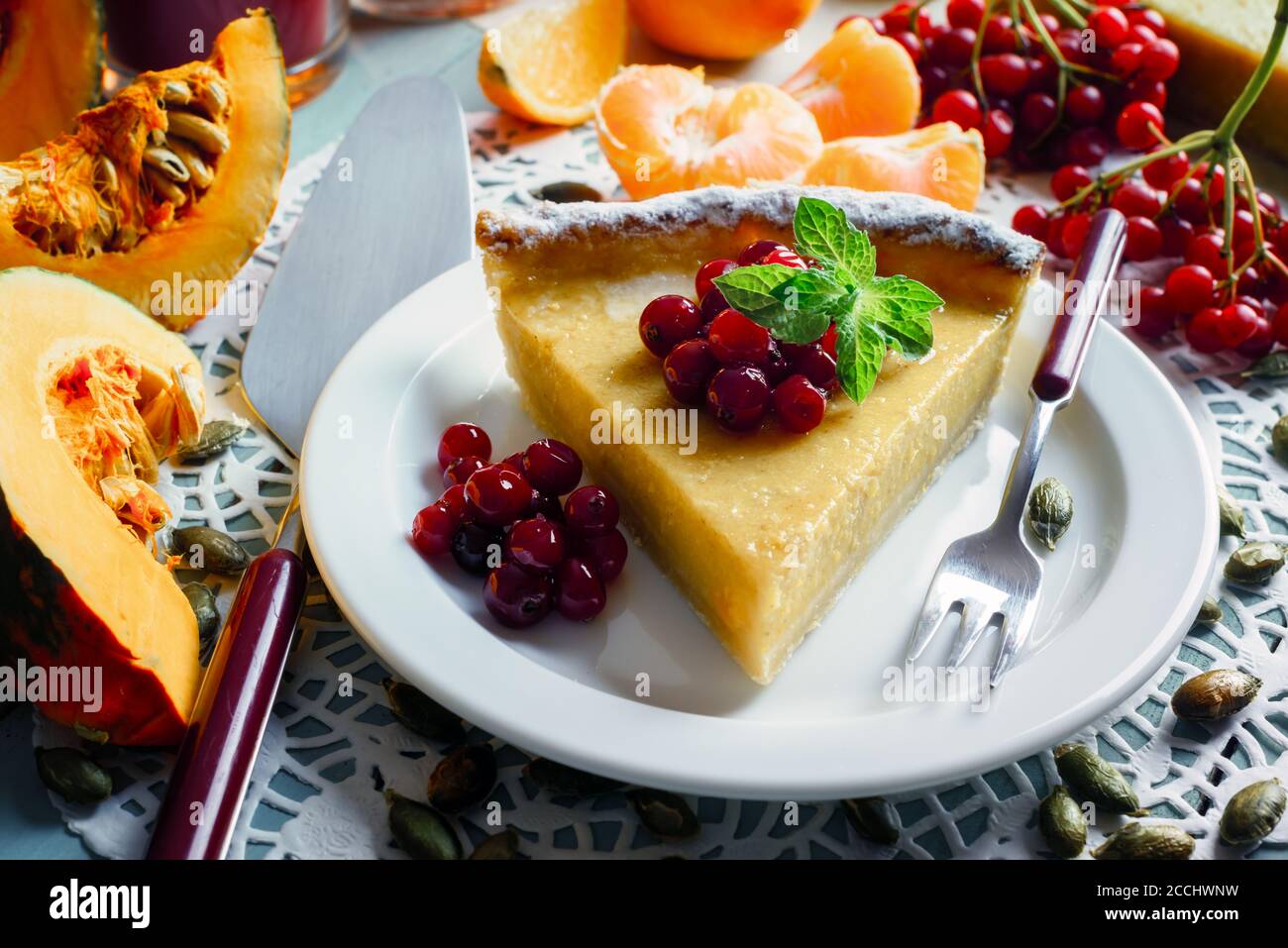 Gâteau de citrouille sucré Halloween avec crème de canneberges et fourchette sur une assiette. Photographie alimentaire Banque D'Images
