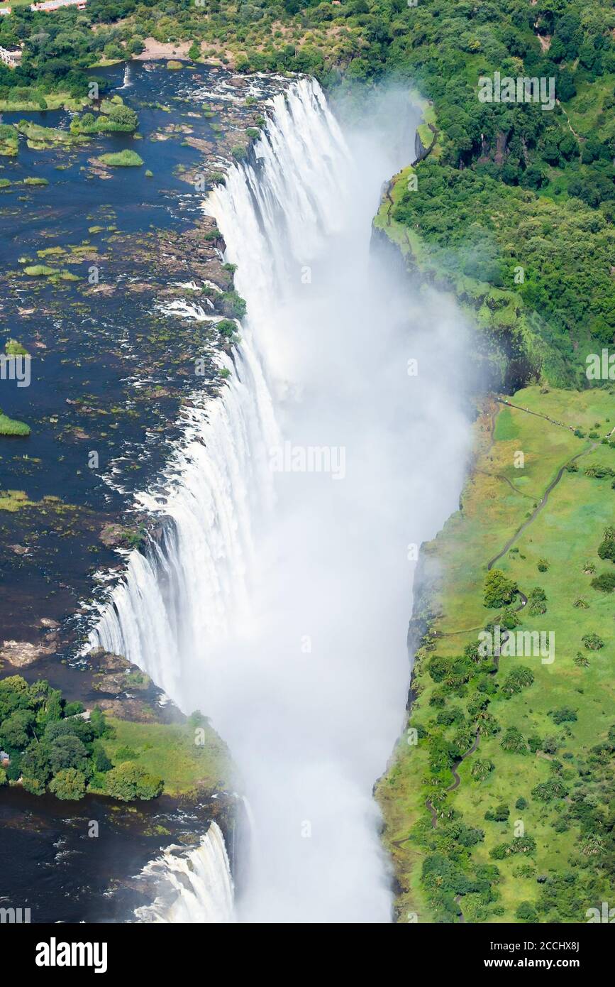 Vue aérienne des chutes Victoria situées à la frontière du Zimbabwe et de la Zambie. Cascade de la rivière Zambèze en Afrique. Vue en hélicoptère de l'automne. Banque D'Images