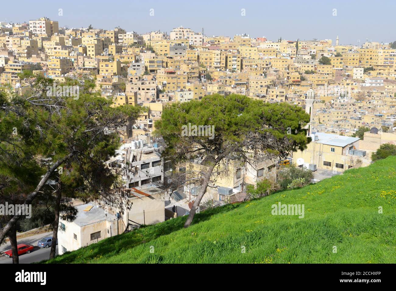 Horizon d'Amman, Jordanie au Moyen-Orient. Zone densément peuplée dans une colline avec plusieurs bâtiments bas de couleur jaune et d'architecture simple. Banque D'Images Horizon d'Amman, Jordanie au Moyen-Orient. Zone densément peuplée dans une colline avec plusieurs bâtiments bas de couleur jaune et d'architecture simple. Banque D'Images