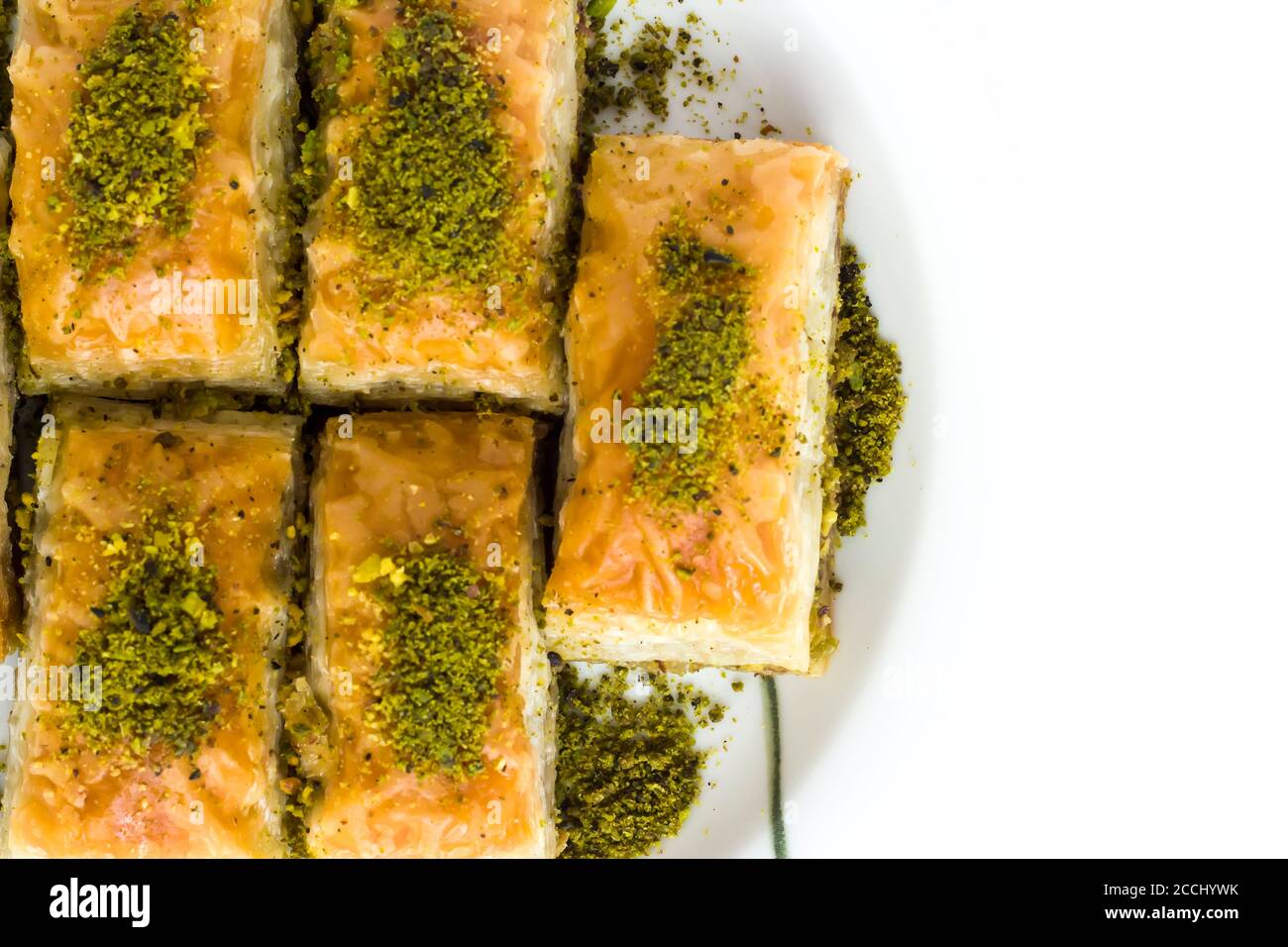 Pâtisserie turque traditionnelle dessert, Pistachio Baklava dans une assiette à la surface blanche avec espace de copie Banque D'Images