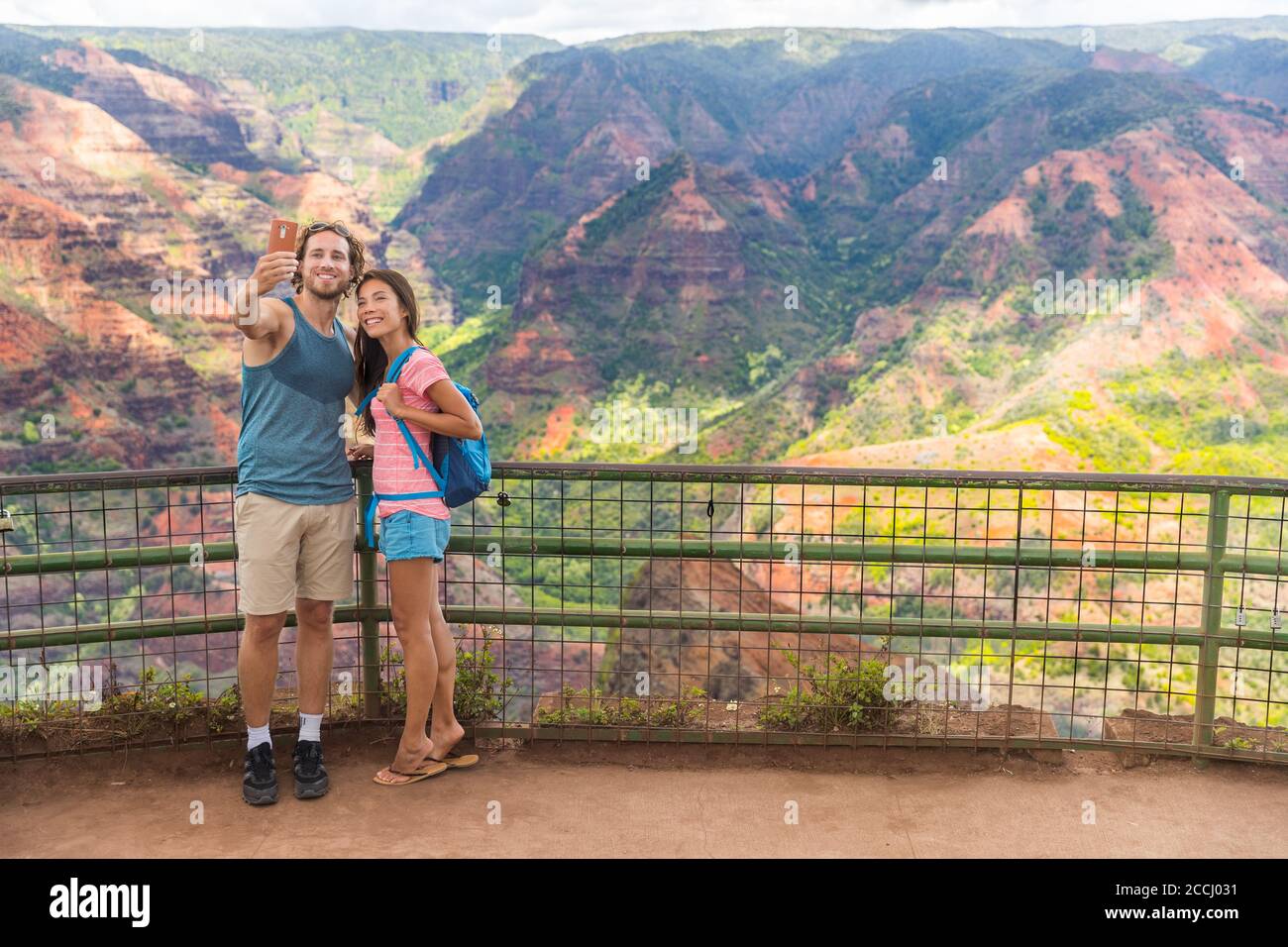 Les touristes de voyage à Hawaï prennent Waimea Canyon selfie Banque D'Images