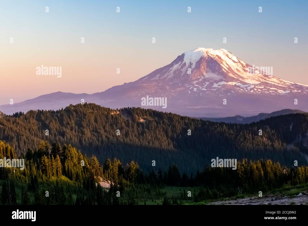 Mont Adams vu au coucher du soleil depuis le sentier de Snowgrass dans la nature sauvage de Goat Rocks, forêt nationale de Gifford Pinchot, État de Washington, États-Unis Banque D'Images