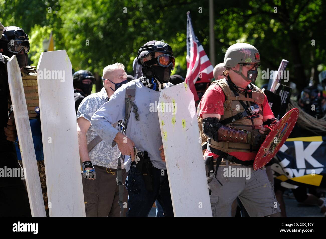 ÉTATS-UNIS. 22 août 2020. Un partisan de Trump se tourne vers son revolver alors que les Black Lives Matter protestent pour pousser le groupe loin du Justice Center de Portland, Ore., le 22 août 2020. (Photo par Alex Milan Tracy/Sipa USA) crédit: SIPA USA/Alay Live News Banque D'Images