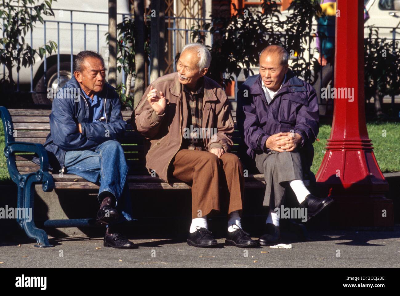 San Francisco, Californie, Chinatown. Chinese Men Talking, Portsmouth Square. Banque D'Images