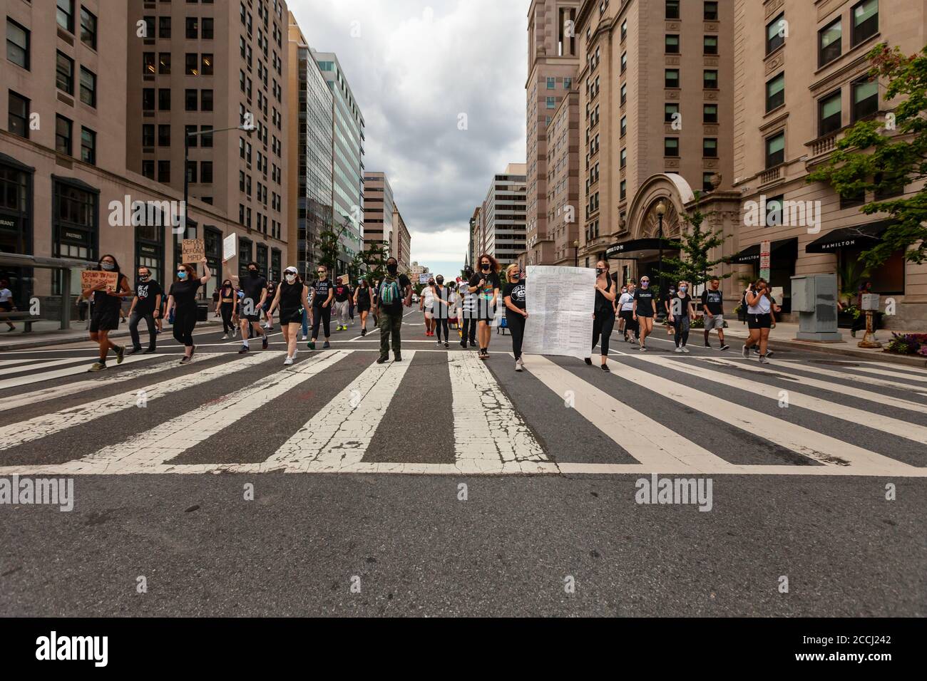 Washington, DC, États-Unis. 22 août 2020. Photo : des manifestants au moment du retrait de la police défilent sur la 14e rue, adn portant des masques socialement éloignés. Le fonds de la Marche de la police, parrainé par les manifestations de DC, vise à obtenir du soutien pour transférer certaines responsabilités policières (comme les appels en matière de santé mentale) à d'autres services de la ville et à augmenter le financement des efforts préventifs dans les collectivités. Crédit : Allison C Bailey/Alamy crédit : Allison Bailey/Alamy Live News Banque D'Images