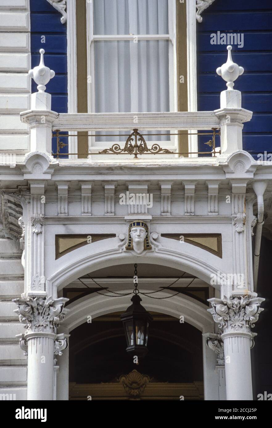 San Francisco, Californie, États-Unis. Pacific Heights, motif égyptien sur la maison de style victorien, California Street. Banque D'Images