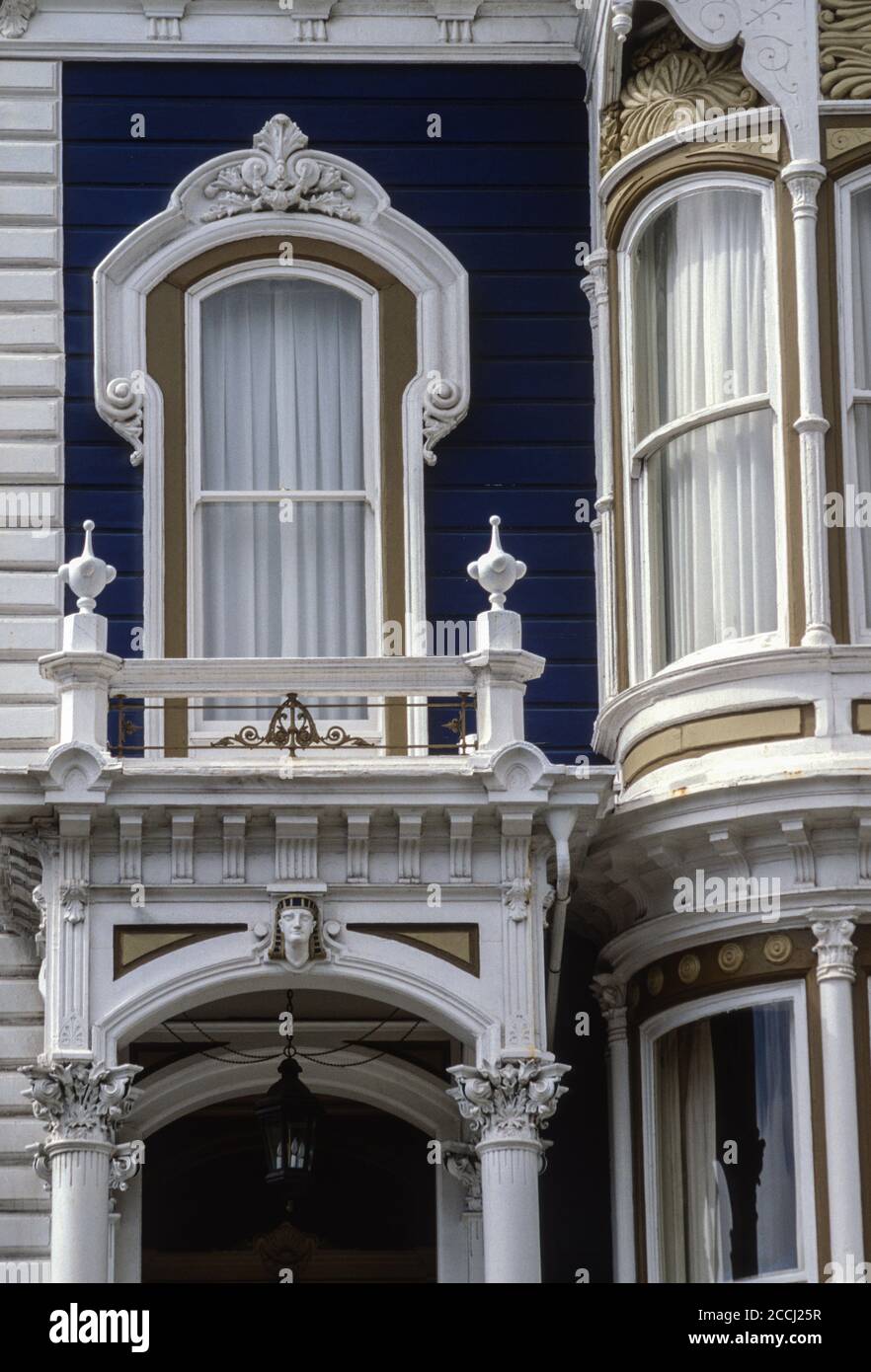San Francisco, Californie, États-Unis. Pacific Heights, motif égyptien sur la maison de style victorien, California Street. Banque D'Images