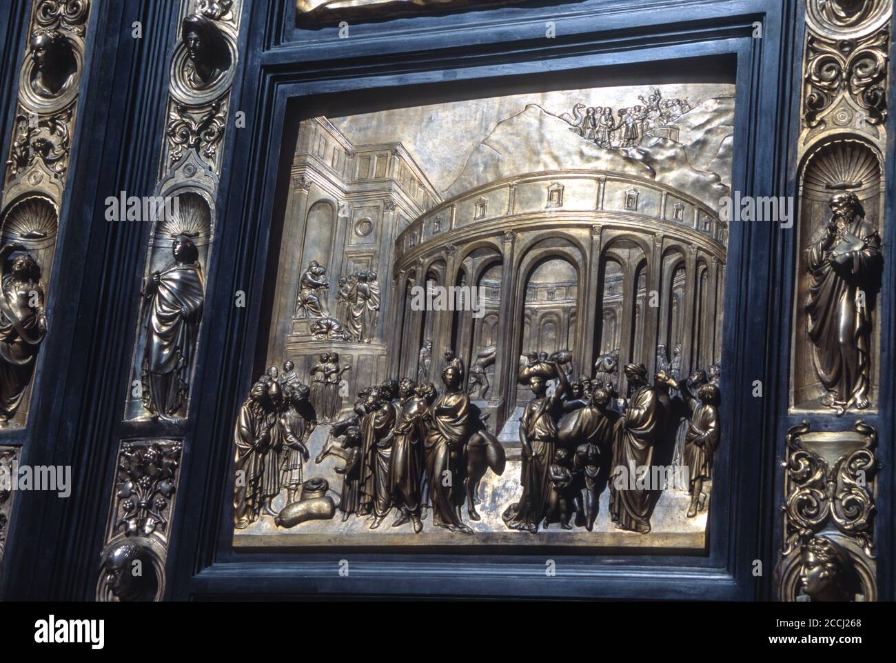 San Francisco, Californie, États-Unis. Cathédrale de la grâce (épiscopale). Détail de la porte d'entrée représentant une scène de l'ancien Testament, copie de l'original par le sculpteur Lorenzo Ghiberti. Banque D'Images