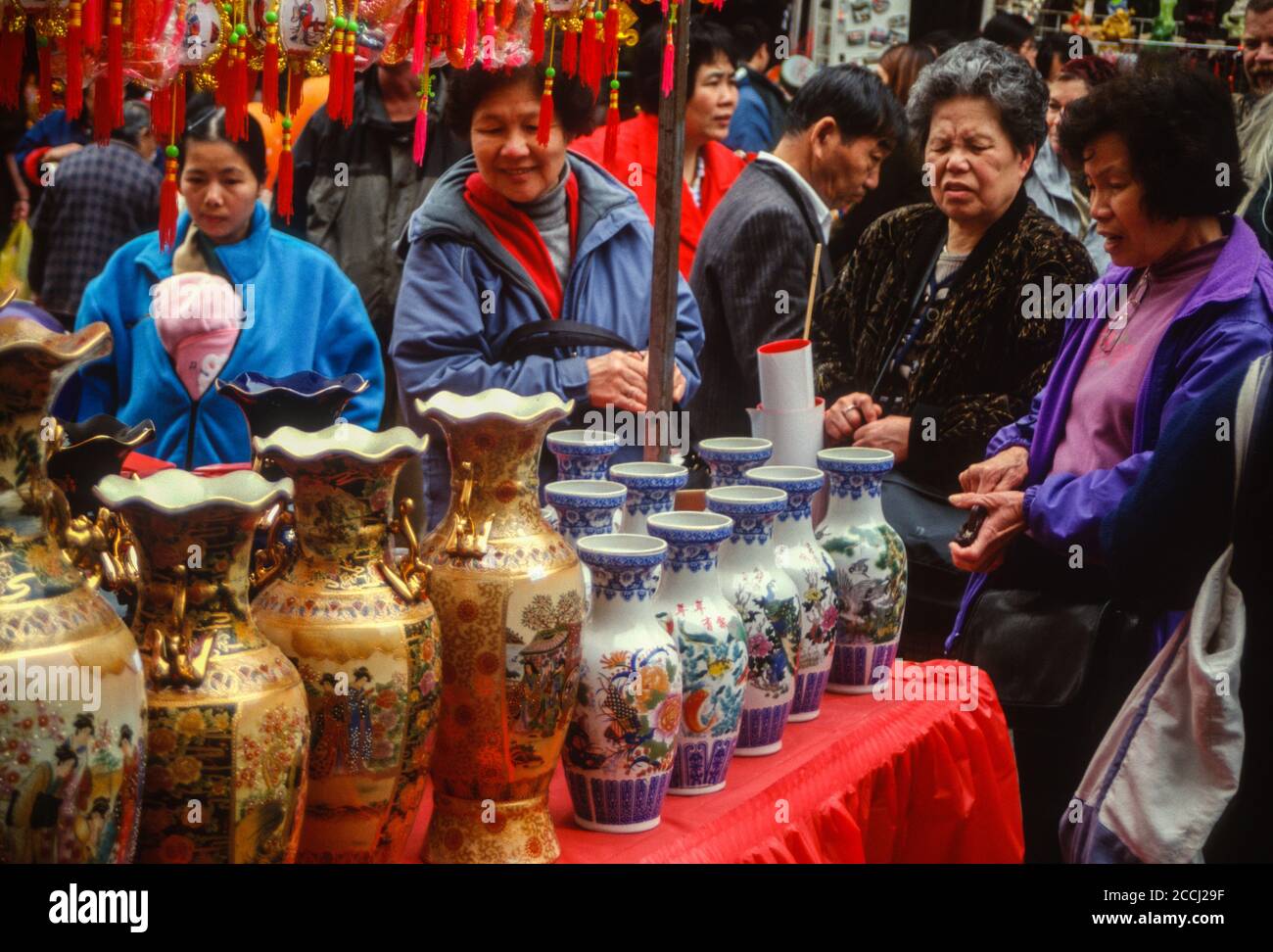 Vases à vendre à la foire chinoise de la rue du nouvel an, Chinatown, San Francisco, Californie, États-Unis. Banque D'Images