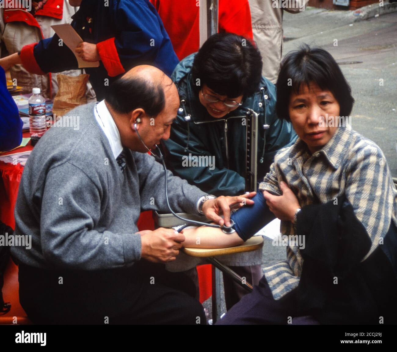 San Francisco, Californie, États-Unis. Chinatown, marché chinois de la rue du nouvel an, avec contrôle de la pression artérielle. Banque D'Images