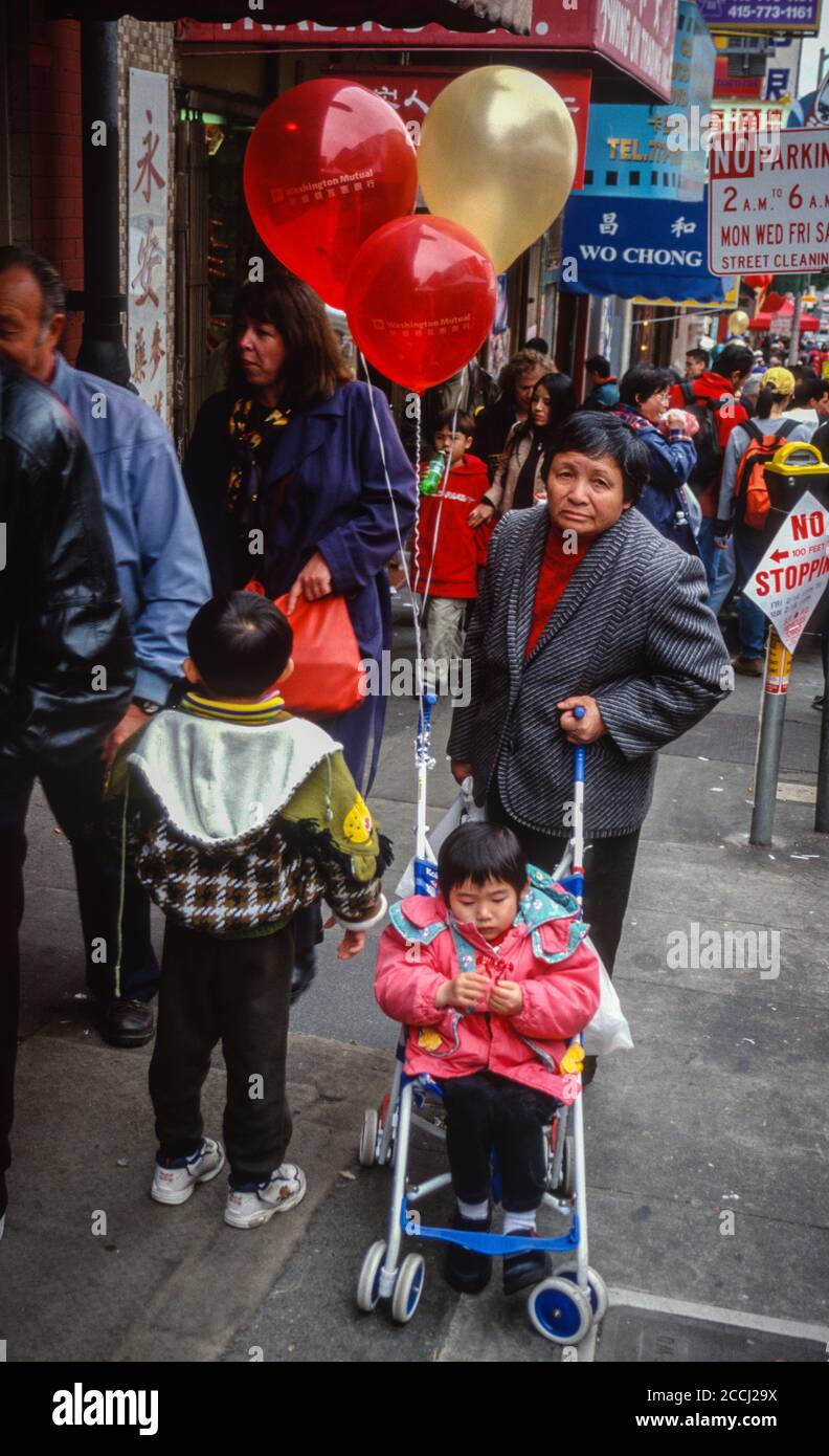 San Francisco, Californie, États-Unis. Chinatown, Femme et enfant marchant dans le marché chinois de la rue du nouvel an. Banque D'Images