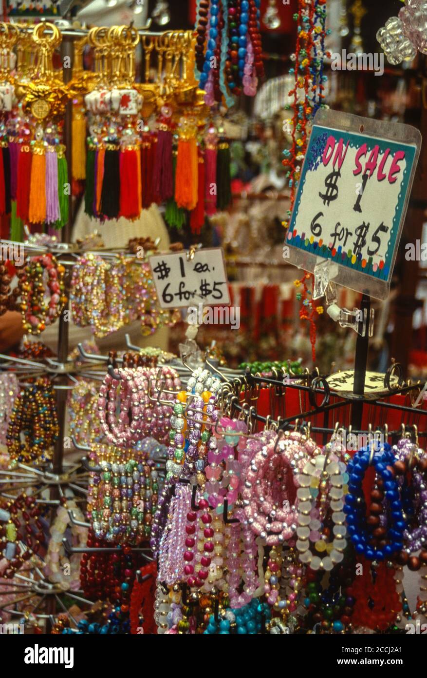 San Francisco, Californie, États-Unis. Chinatown, marché chinois de la rue du nouvel an, bracelets et colliers à vendre. Banque D'Images