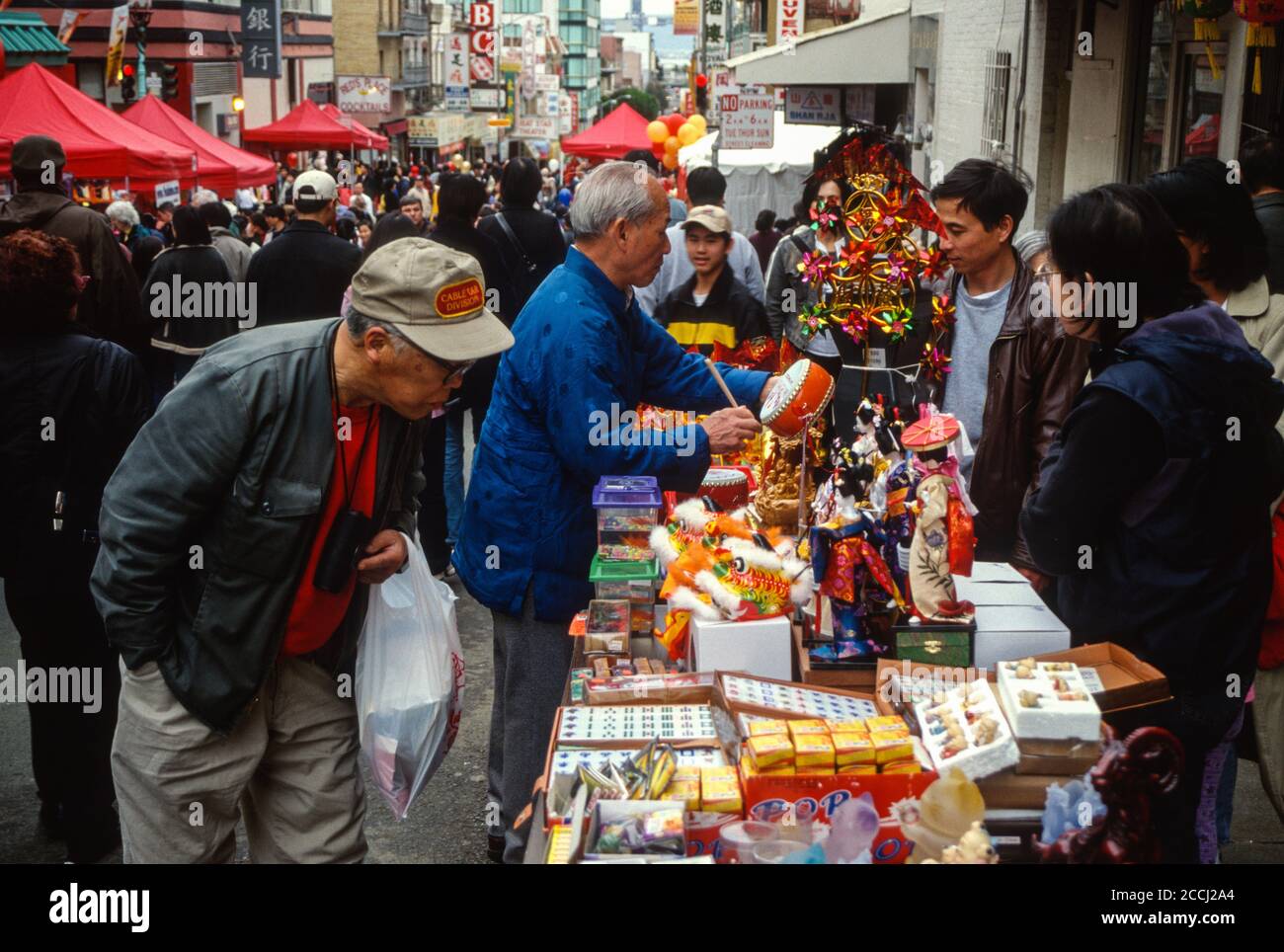 San Francisco, Californie, États-Unis. Chinatown, marché chinois de la rue du nouvel an. Cadeaux, jouets, bibelots à vendre. Banque D'Images