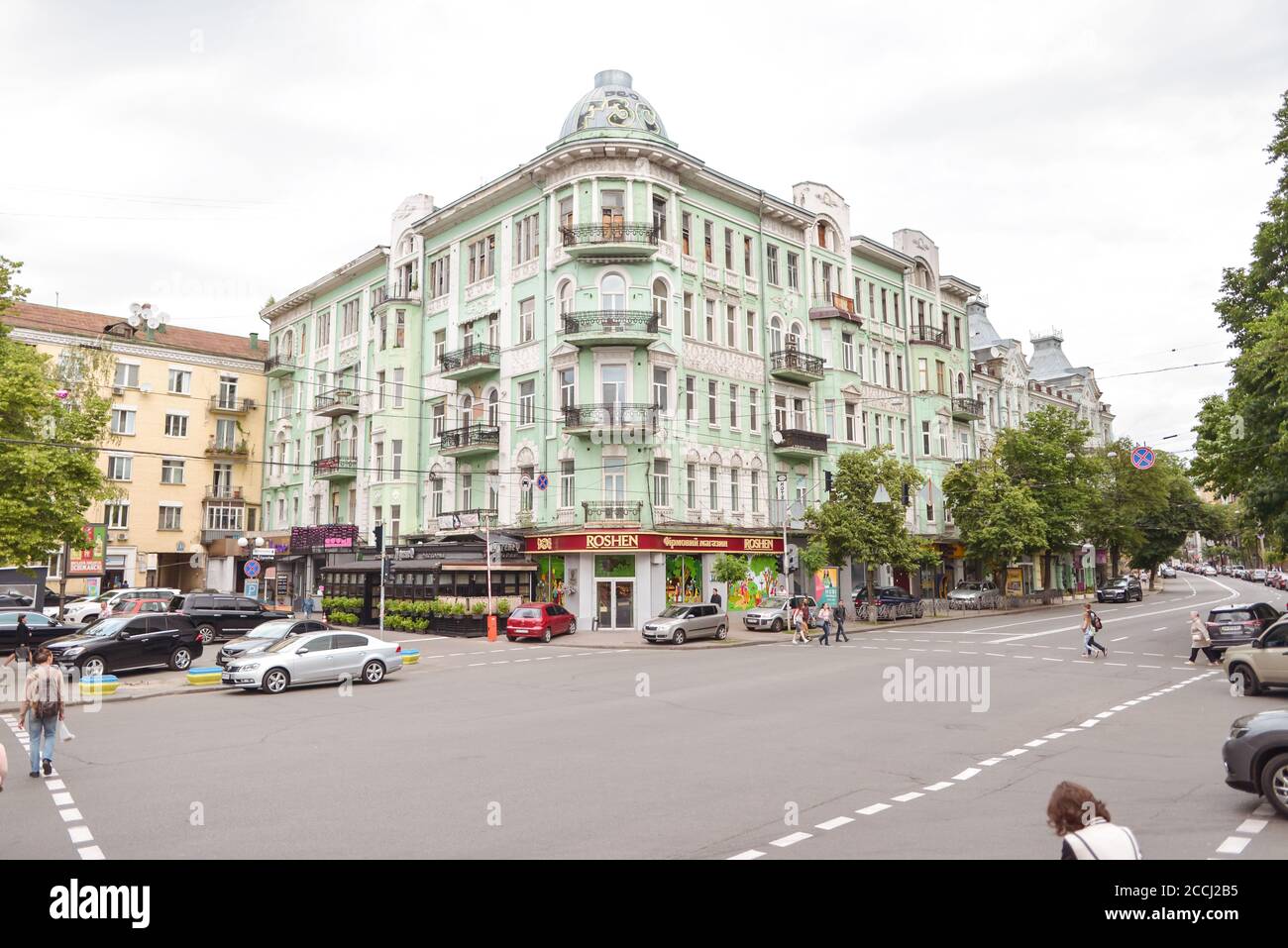 Kiev / Ukraine - 1 juin 2019: Beau bâtiment de l'architecture slave traditionnelle peint en vert pastel dans le centre de la capitale ukrainienne Banque D'Images