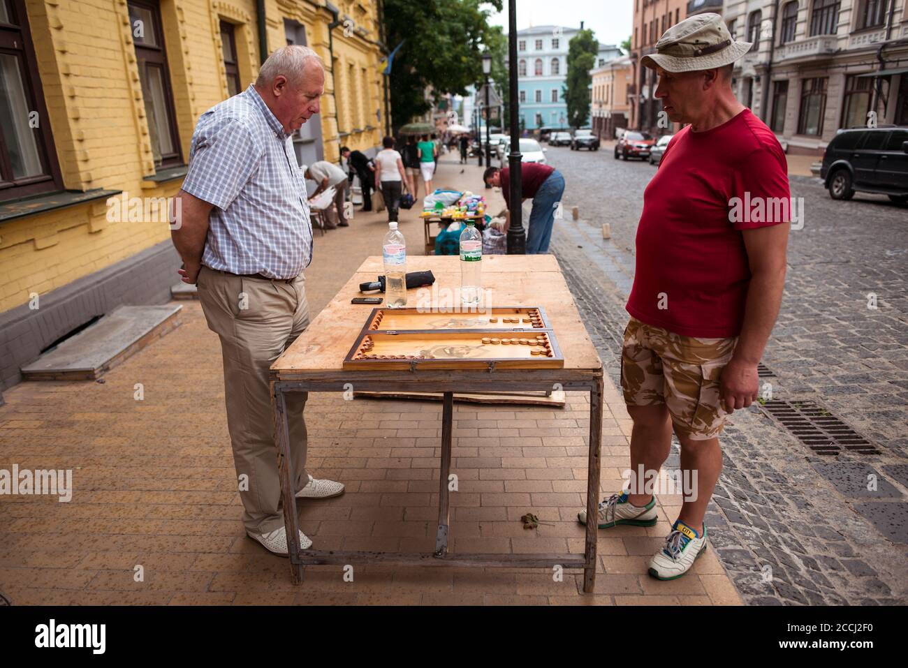 Kiev / Ukraine - 1 juin 2019: Deux hommes ukrainiens adultes jouent backgamon dans la rue près du centre historique de Kiev Banque D'Images