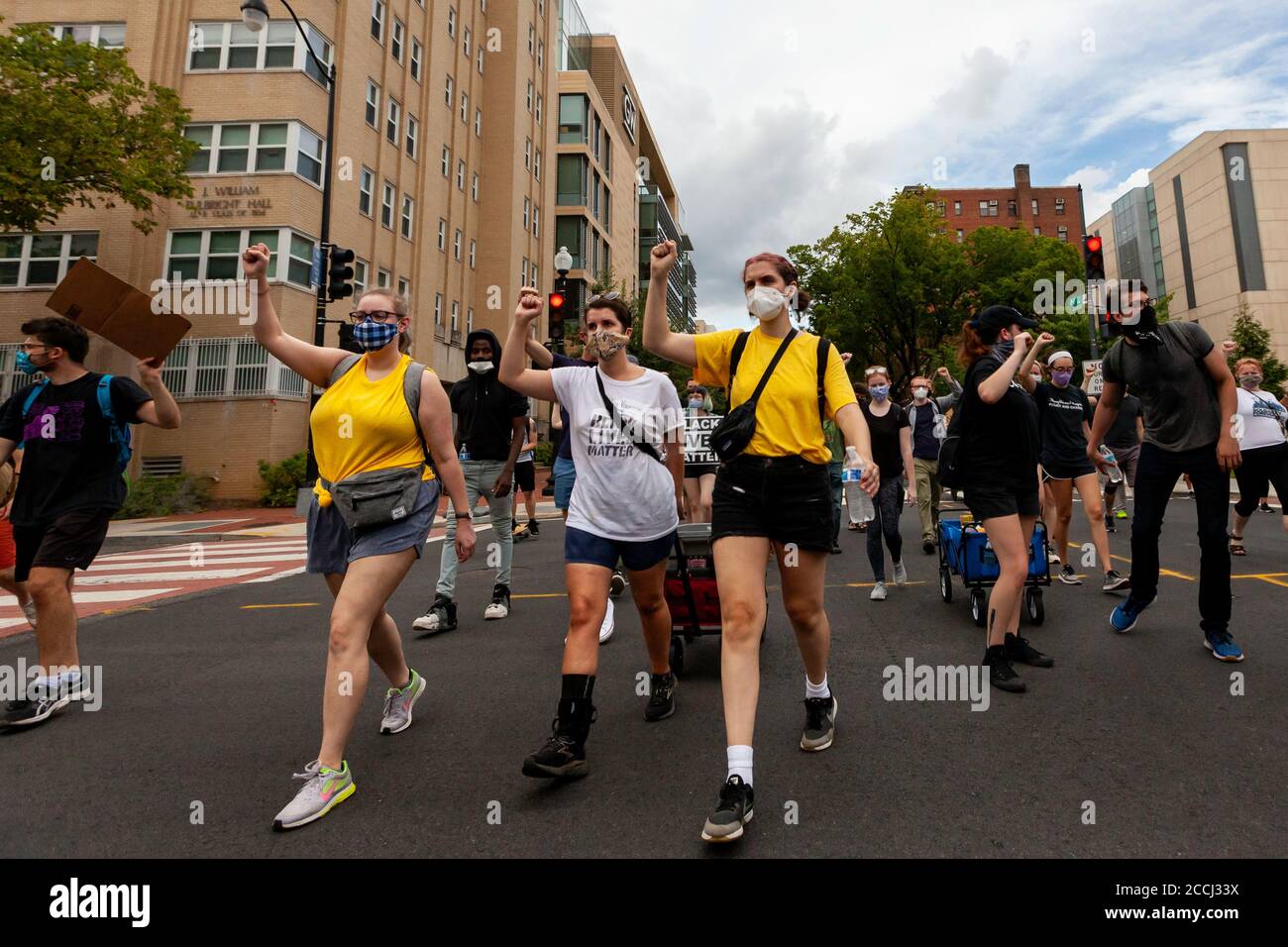 Washington, DC, États-Unis. 22 août 2020. Photo : Protsters et organisateurs à la marche de la police de fonds avec des poings élevés dans les airs. Le fonds de la Marche de la police, parrainé par les manifestations de DC, vise à obtenir du soutien pour transférer certaines responsabilités policières (comme les appels en matière de santé mentale) à d'autres services de la ville et à augmenter le financement des efforts préventifs dans les collectivités. Crédit : Allison C Bailey/Alamy crédit : Allison Bailey/Alamy Live News Banque D'Images