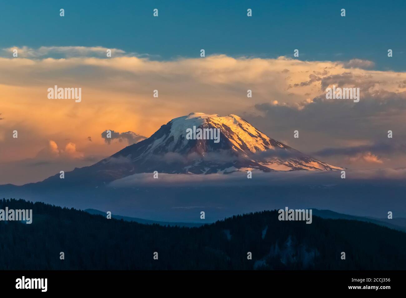 Coucher de soleil sur le mont Adams en approchant d'une tempête, vue depuis la nature sauvage de Goat Rocks, forêt nationale de Gifford Pinchot, Washington S. Banque D'Images