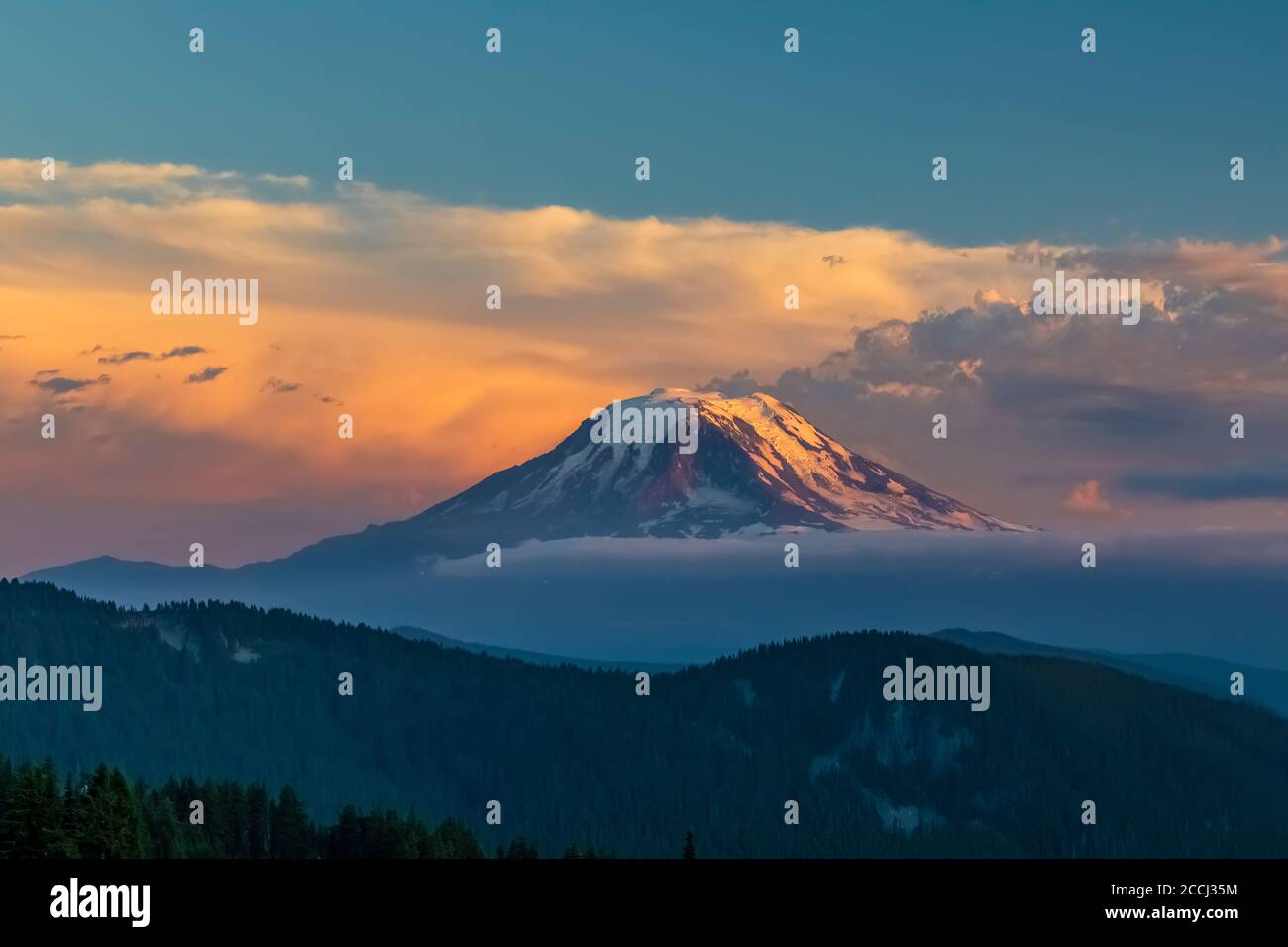 Coucher de soleil sur le mont Adams en approchant d'une tempête, vue depuis la nature sauvage de Goat Rocks, forêt nationale de Gifford Pinchot, Washington S. Banque D'Images