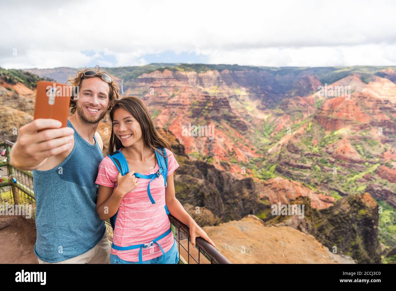 Un couple d'Hawaï prenant un selfie au Waimea Canyon Kauai Banque D'Images