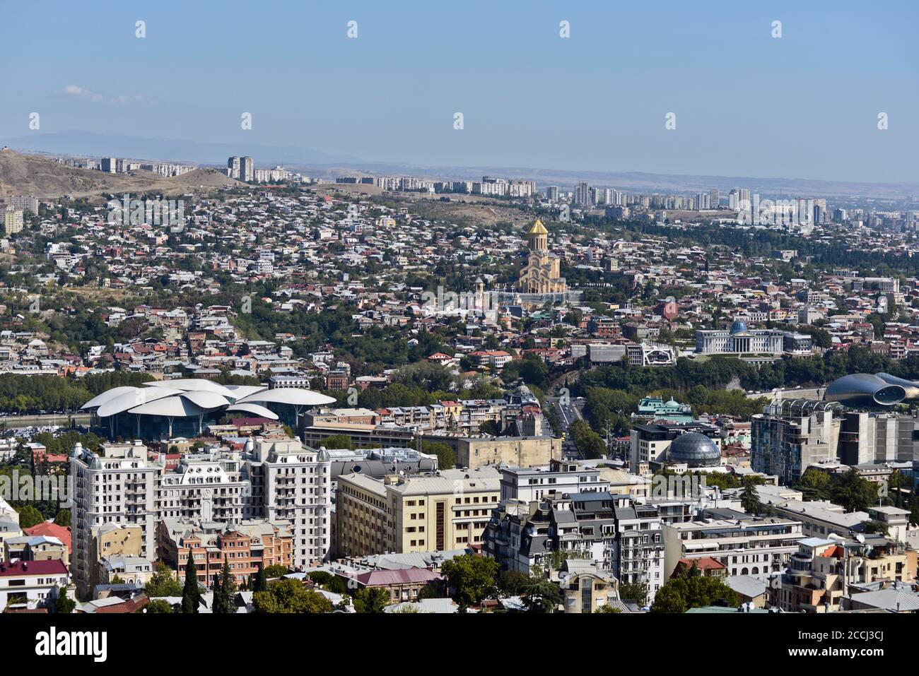 Cathédrale de la Sainte Trinité de Tbilissi, vue panoramique depuis le mont Mtatsminda. République de Géorgie. Banque D'Images