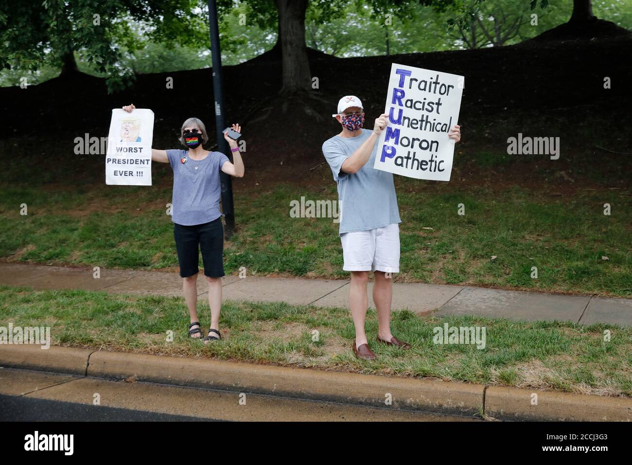 Les manifestants se rassemblent devant le club de golf national de Trump à Sterling, en Virginie, tandis que le président des États-Unis Donald J. Trump joue au golf le 22 août 2020. Crédit: Yuri Gripas/Pool via CNP /MediaPunch Banque D'Images