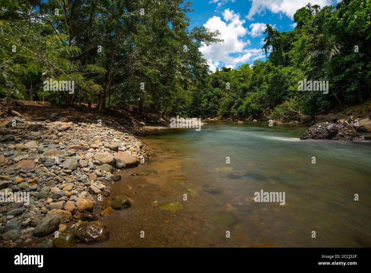 Rivière Kanarom à Pantai Ria Tangkol, Kota Marudu, Sabah, Malaisie Banque D'Images