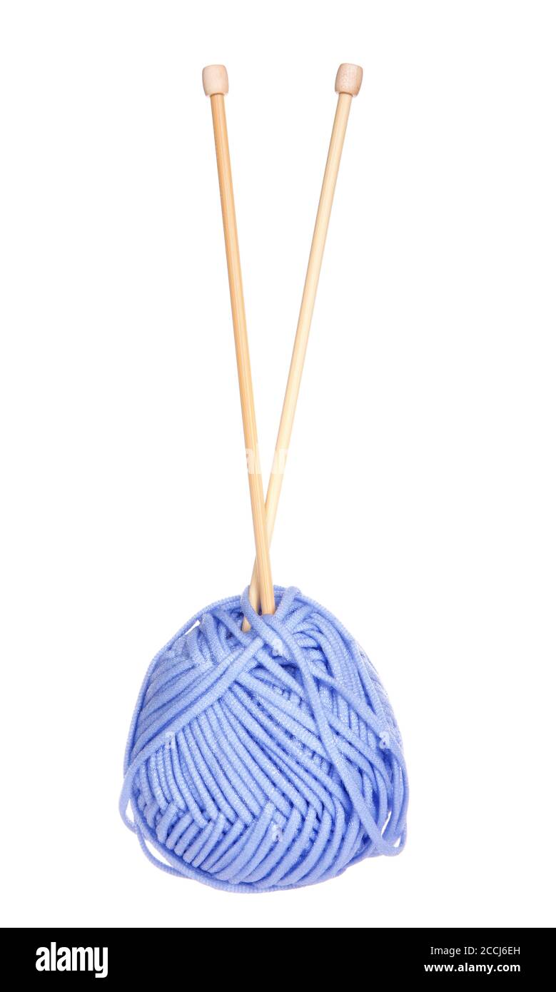 Petite pelote de fil pourpre avec aiguilles à tricoter en bois naturel qui colle du dessus, isolée sur blanc Banque D'Images