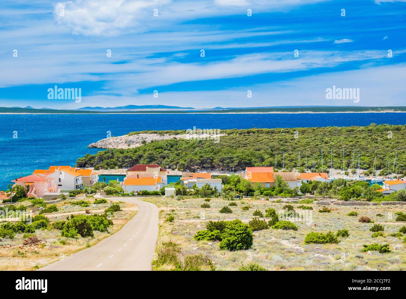 Côte Adriatique en Croatie, port de plaisance dans le petit village de Simuni sur l'île de Pag Banque D'Images