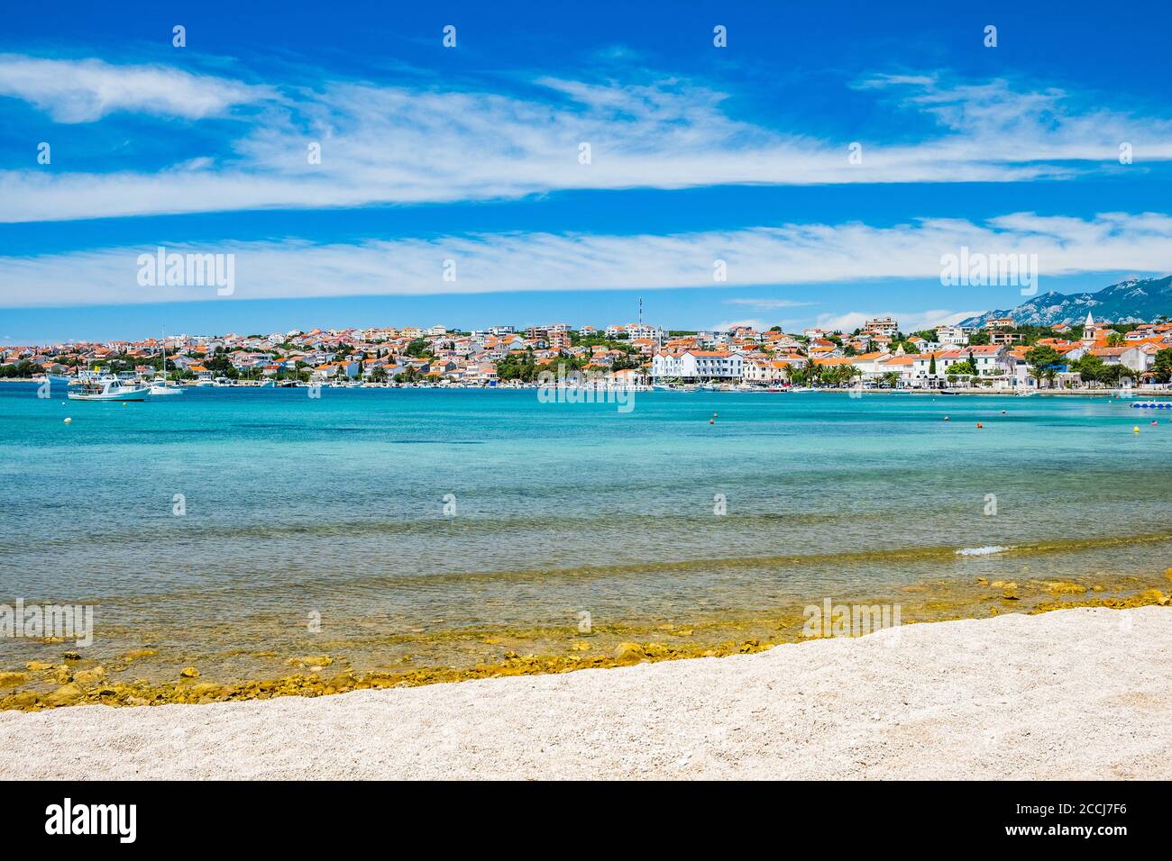 Front de mer et plage dans la ville de Novalja sur l'île de Pag, Croatie, mer turquoise en premier plan Banque D'Images