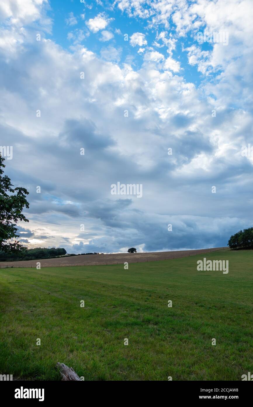 Ciel nocturne spectaculaire sur le champ de la ferme dans le Nottinghamshire Banque D'Images