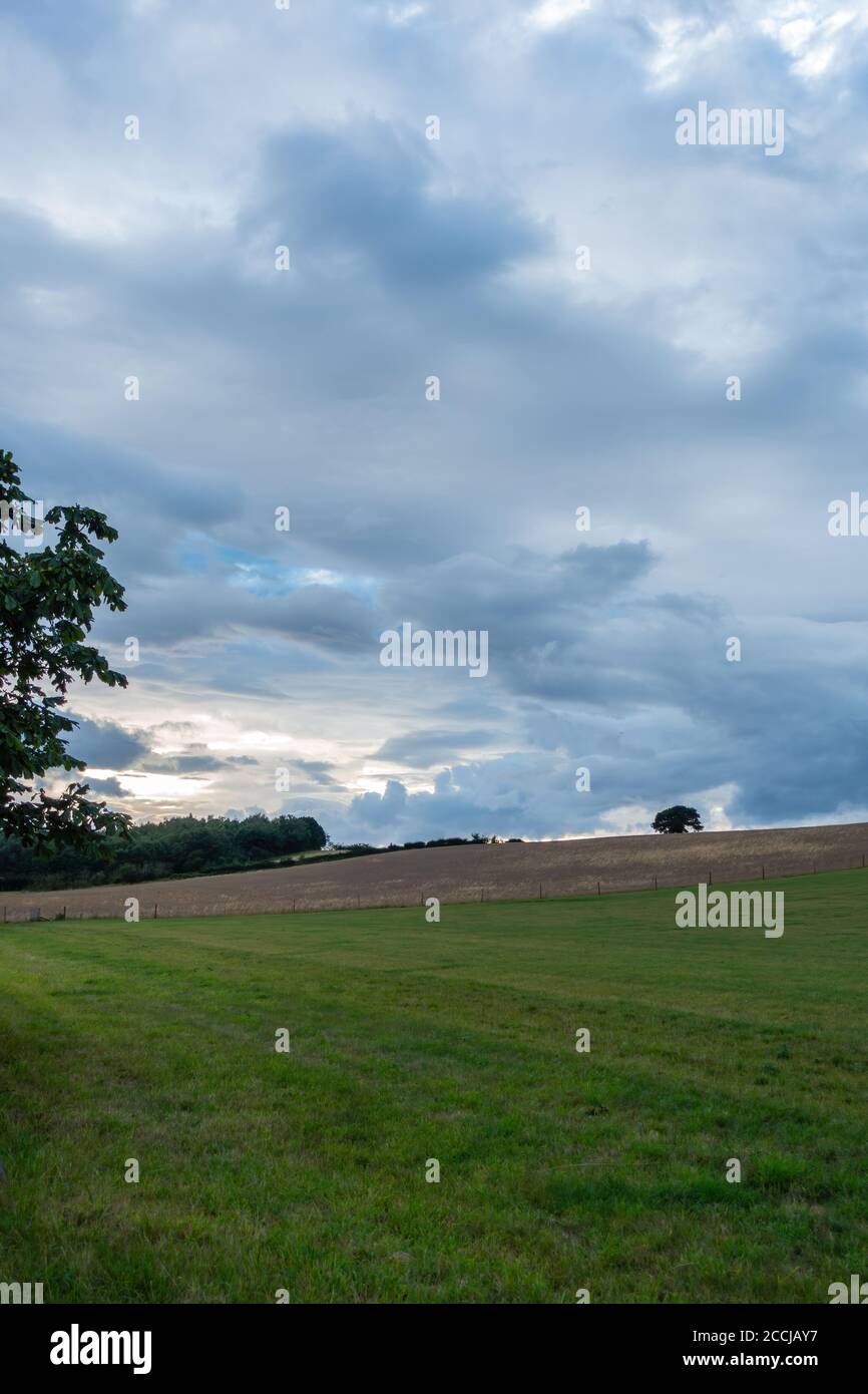 Ciel nocturne spectaculaire sur le champ de la ferme dans le Nottinghamshire Banque D'Images