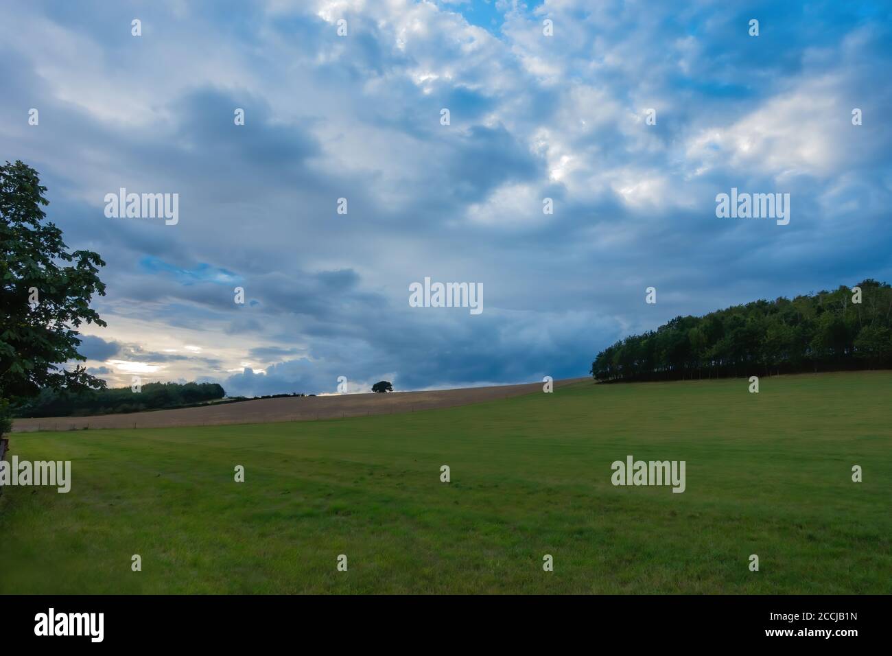 Ciel nocturne spectaculaire sur le champ de la ferme dans le Nottinghamshire Banque D'Images