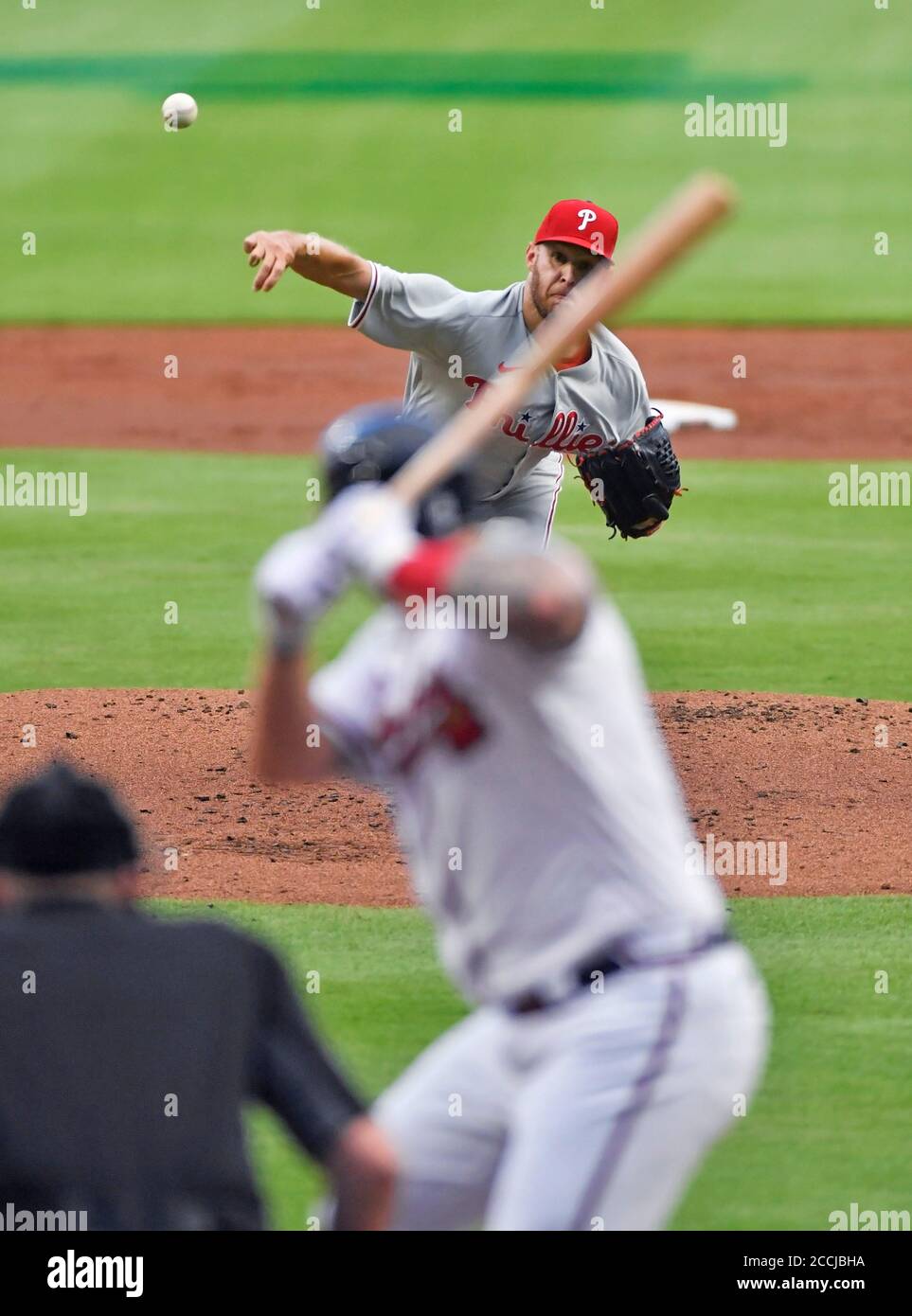 Atlanta, États-Unis. 22 août 2020: Le pichet de Phillies Zack Wheeler livre un terrain pendant le deuxième repas d'un match de MLB contre les braves au Truist Park à Atlanta, GA. Austin McAfee/CSM Credit: CAL Sport Media/Alay Live News Banque D'Images