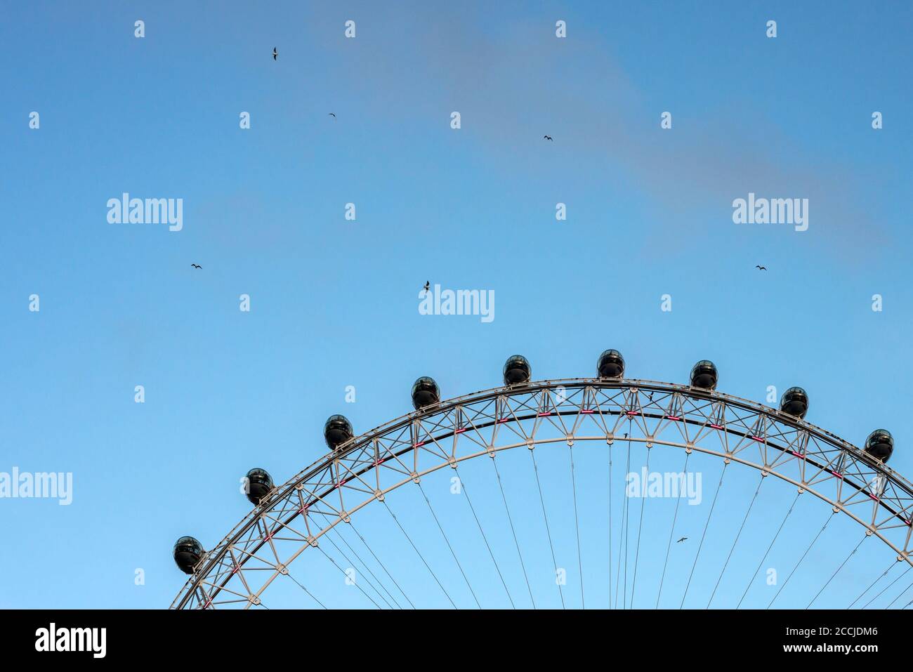 London Eye contre le ciel bleu du soir à Londres, Royaume-Uni Banque D'Images