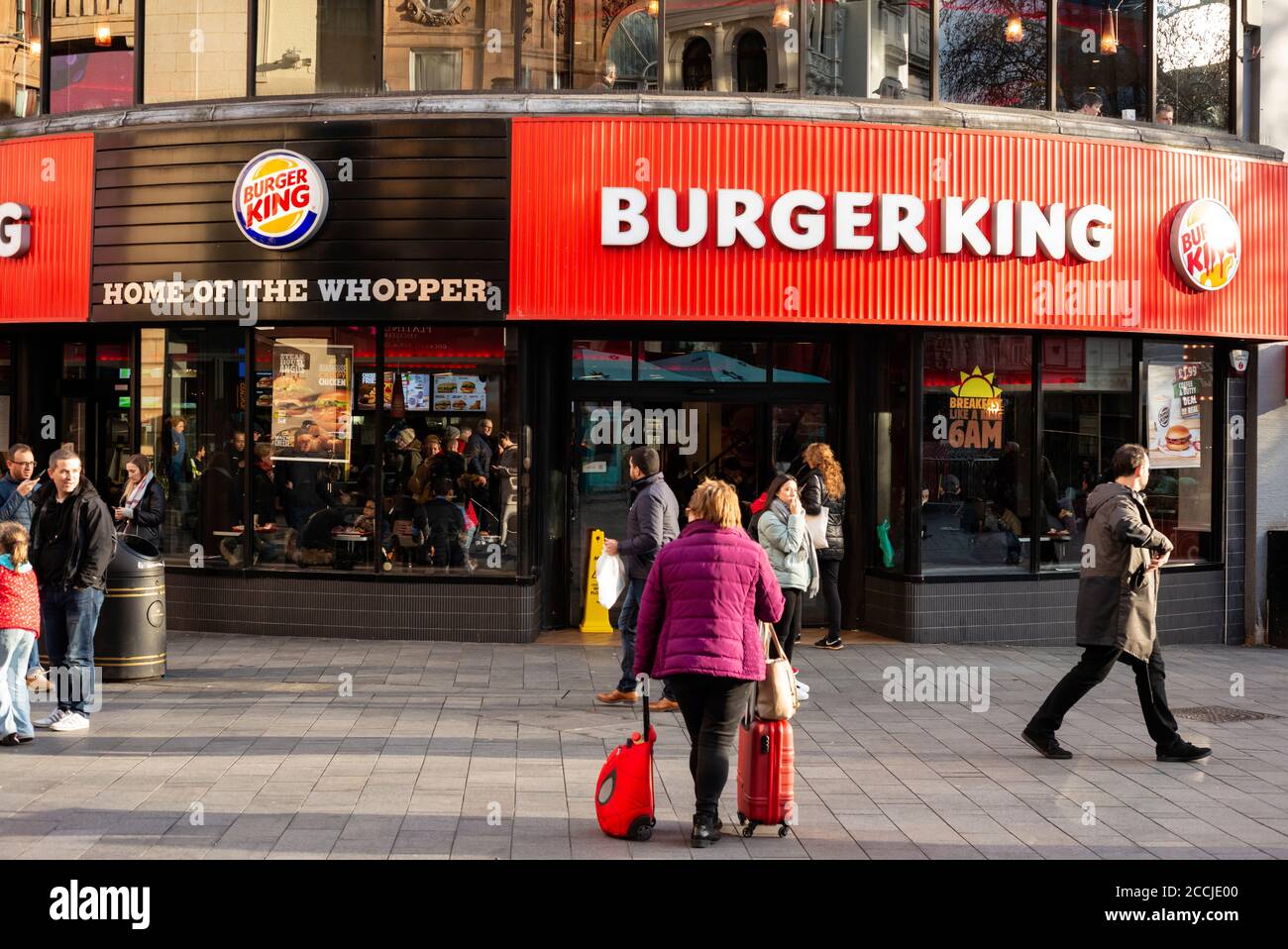 Vue urbaine animée des gens touristes et visiteurs à l'extérieur de Burger King fast food restaurant façade rouge à Leicester Square West End, Londres, Royaume-Uni Banque D'Images
