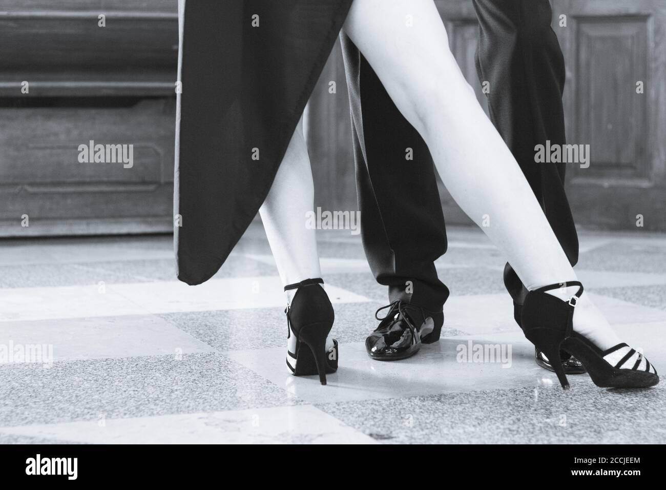 Jambes d'homme et de femme dansant le tango argentin. Chaussures noires  Photo Stock - Alamy
