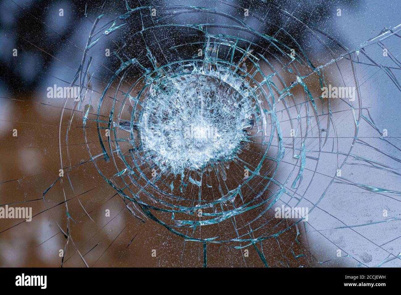 verre cassé. Vitre de voiture fissurée suite à un accident. Verre blindé après impact. Verre