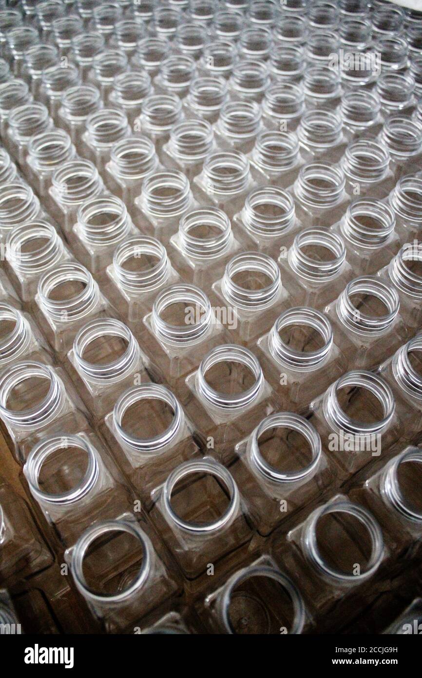Nettoyer les bouteilles en plastique empilées en usine. Banque D'Images