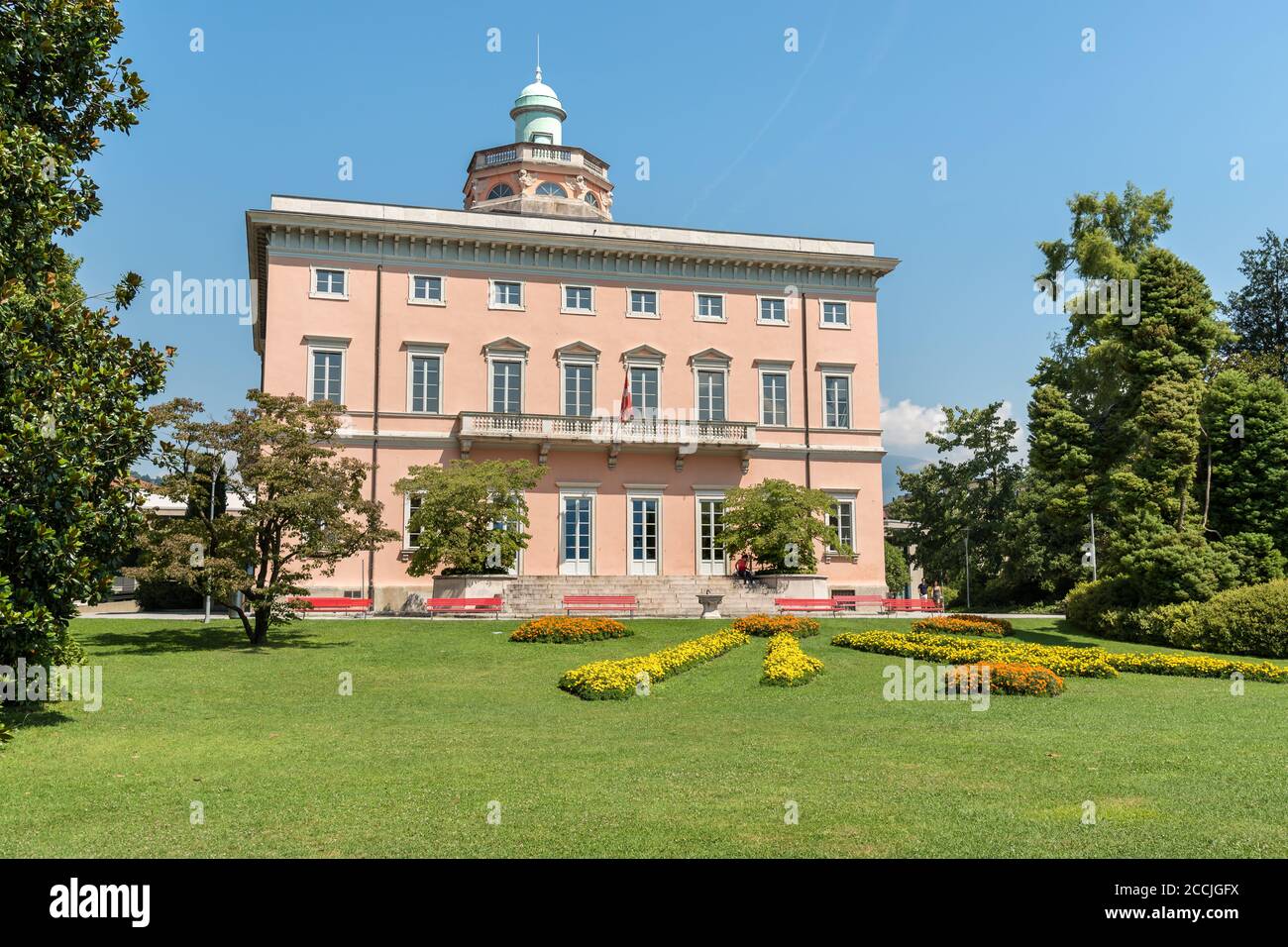 Vue sur la Villa Ciani avec des tulipes colorées en premier plan dans le parc public de la ville de Lugano, Suisse Banque D'Images