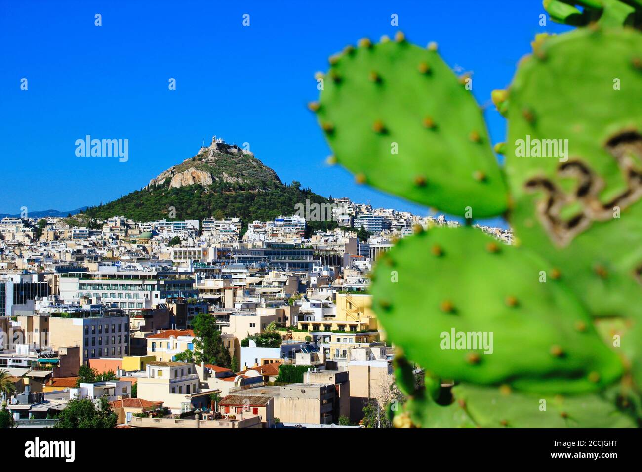 Grèce, Athènes, juin 16 2020 - Athènes vue sur la ville depuis la région d'Anafiotika dans le quartier de Plaka avec la colline de Lycabetus en arrière-plan. Banque D'Images