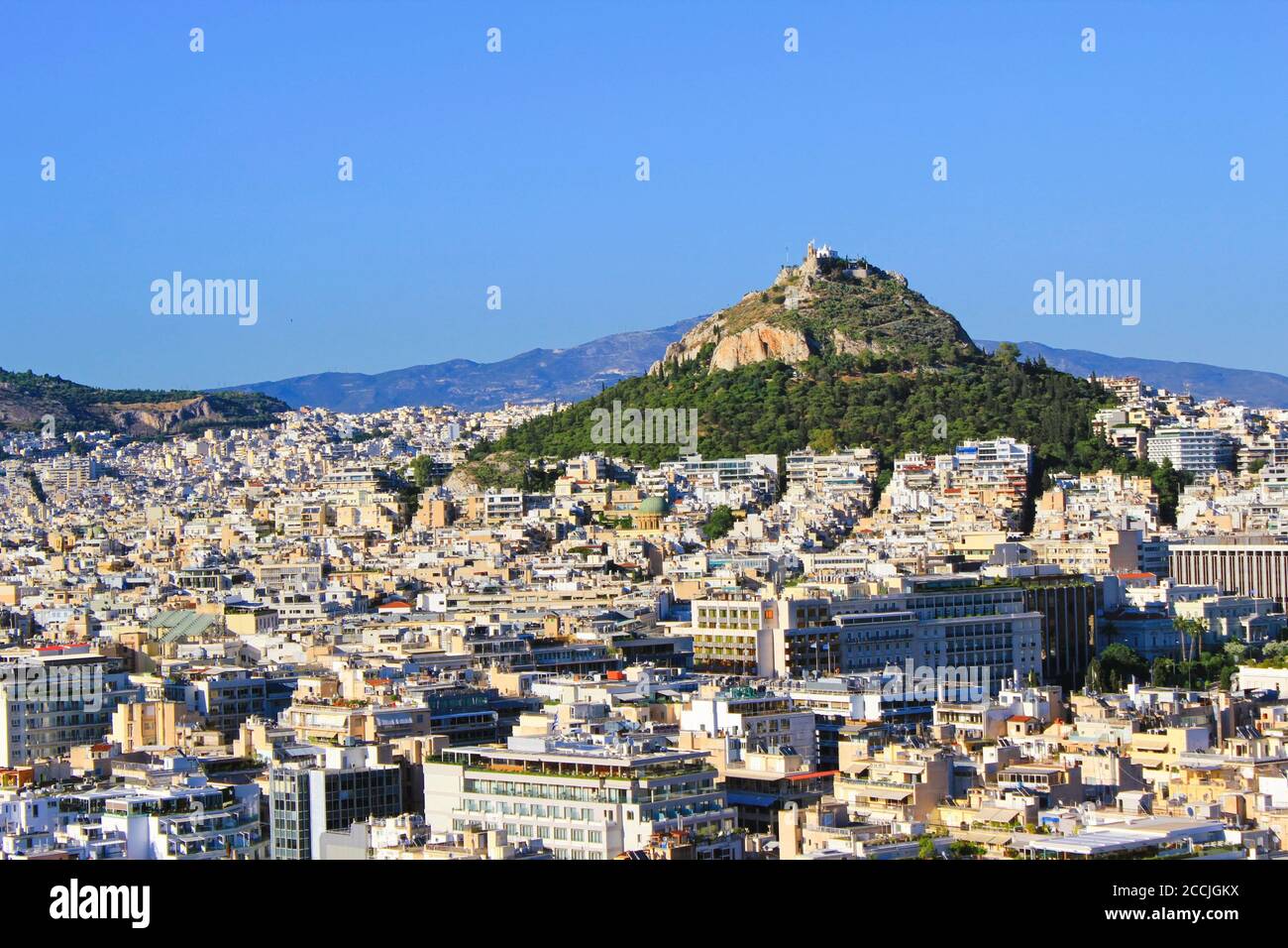 Grèce, Athènes, juin 16 2020 - vue sur la ville d'Athènes, avec la colline de Lycabetus en arrière-plan. Banque D'Images