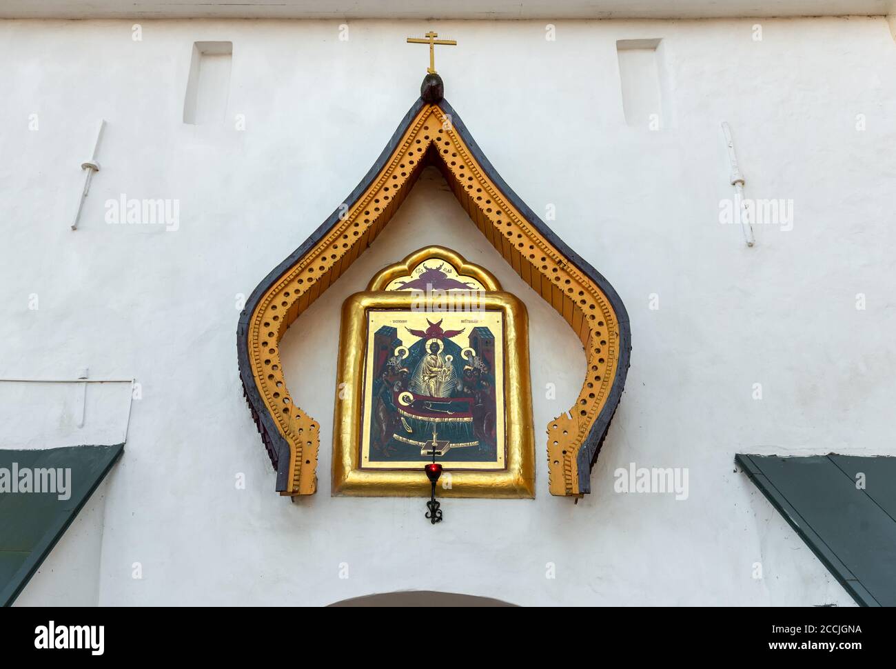 La fresque en mosaïque sur la porte principale du monastère de Dormition Pskovo-Pechersky, Russie Banque D'Images