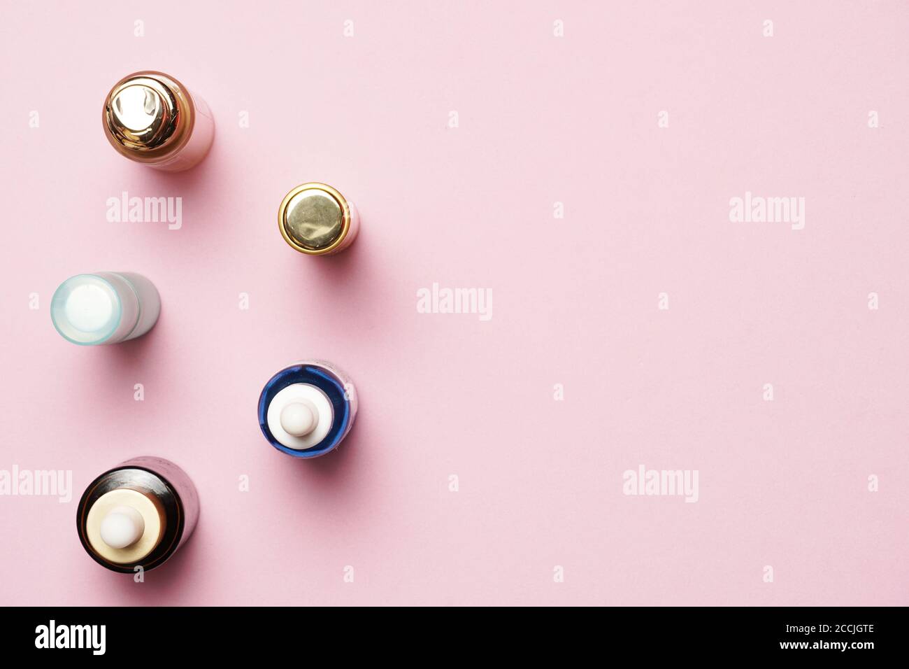 Pots cosmétiques pour femmes sur fond rose. flat lay. Flat design. Concept de soins de la peau Banque D'Images