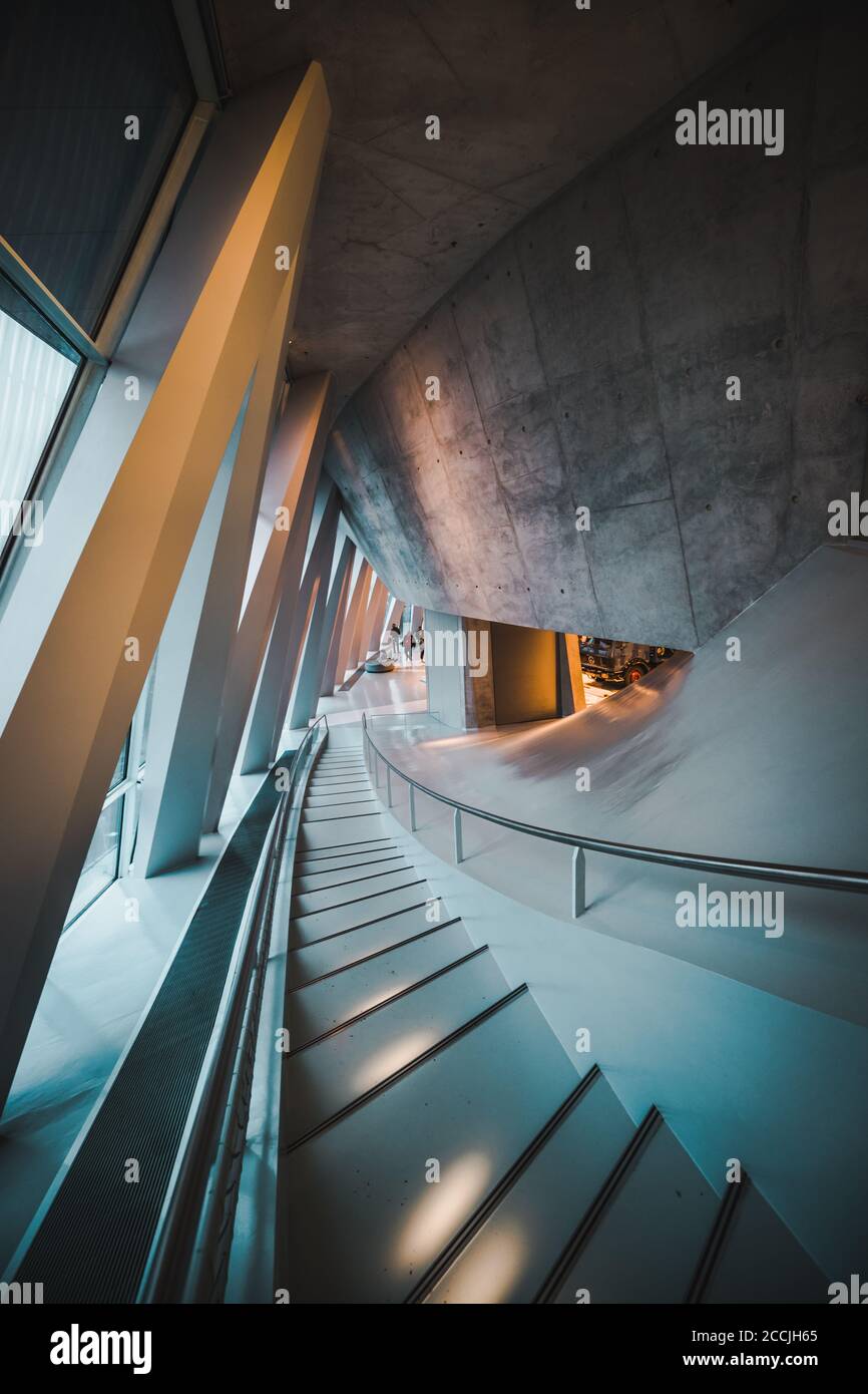 Escalier intérieur du musée Mercedes-Benz Welt, architecture moderne spectaculaire à Stuttgart, Allemagne Banque D'Images