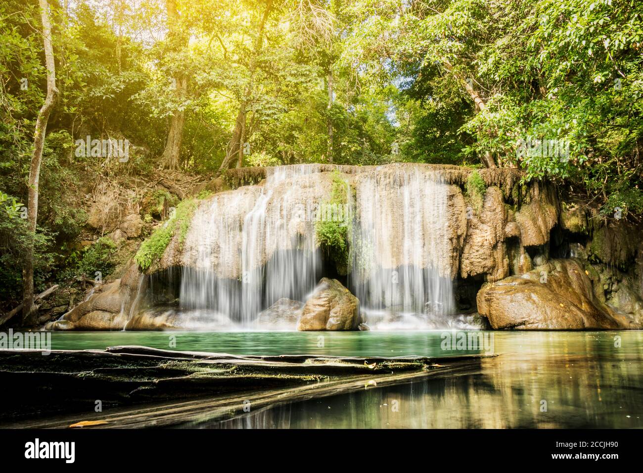 Photo de paysage, chute d'eau d'Erawan, belle cascade dans la forêt tropicale à la province de Kanchanaburi, Thaïlande Banque D'Images