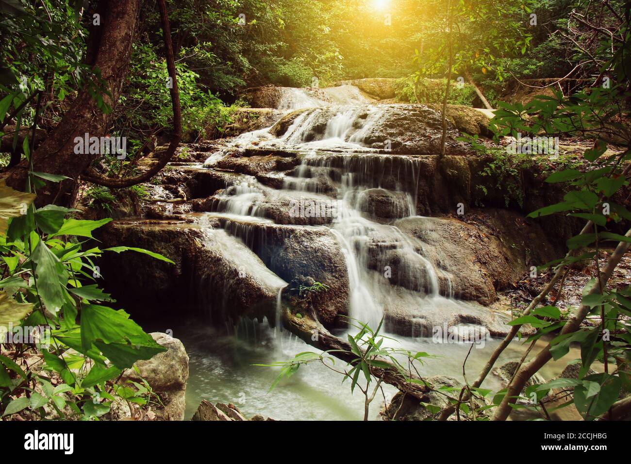 Photo de paysage, chute d'eau d'Erawan, belle cascade dans la forêt tropicale à la province de Kanchanaburi, Thaïlande Banque D'Images