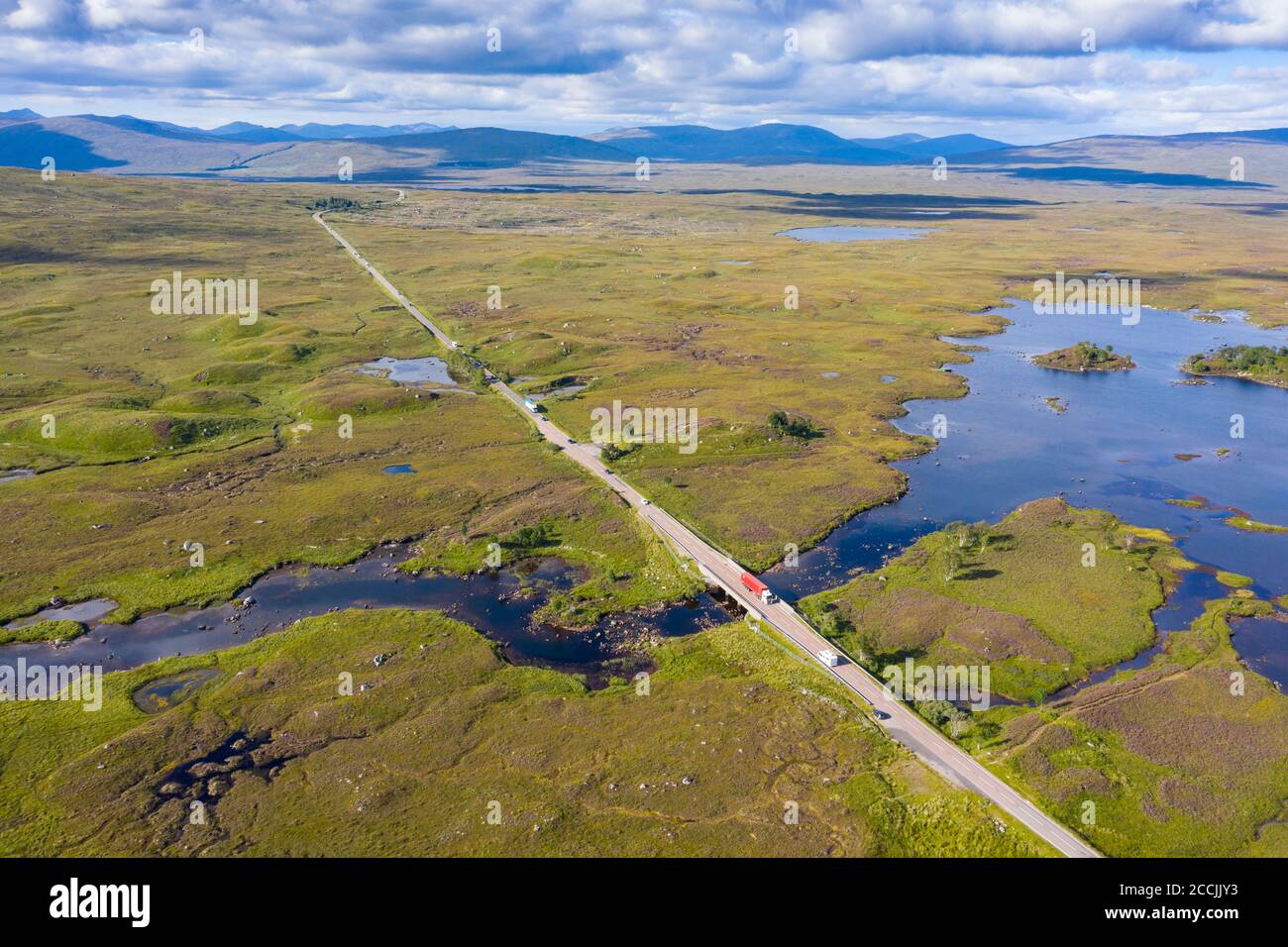 Vue aérienne de la route A82 traversant Rannoch Moor en été, Écosse, Royaume-Uni Banque D'Images