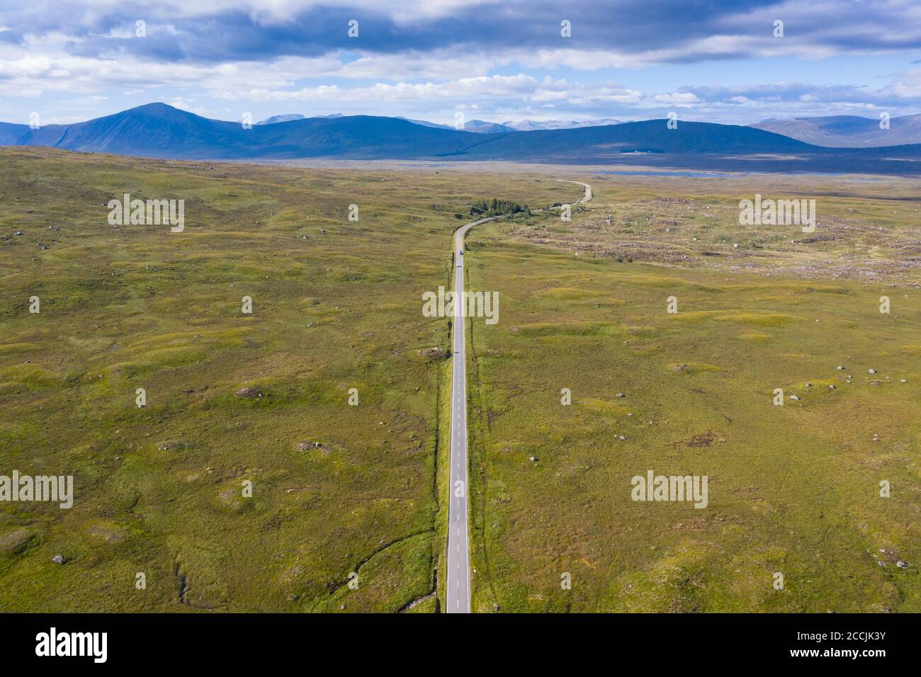 Vue aérienne de la route A82 traversant Rannoch Moor en été, Écosse, Royaume-Uni Banque D'Images